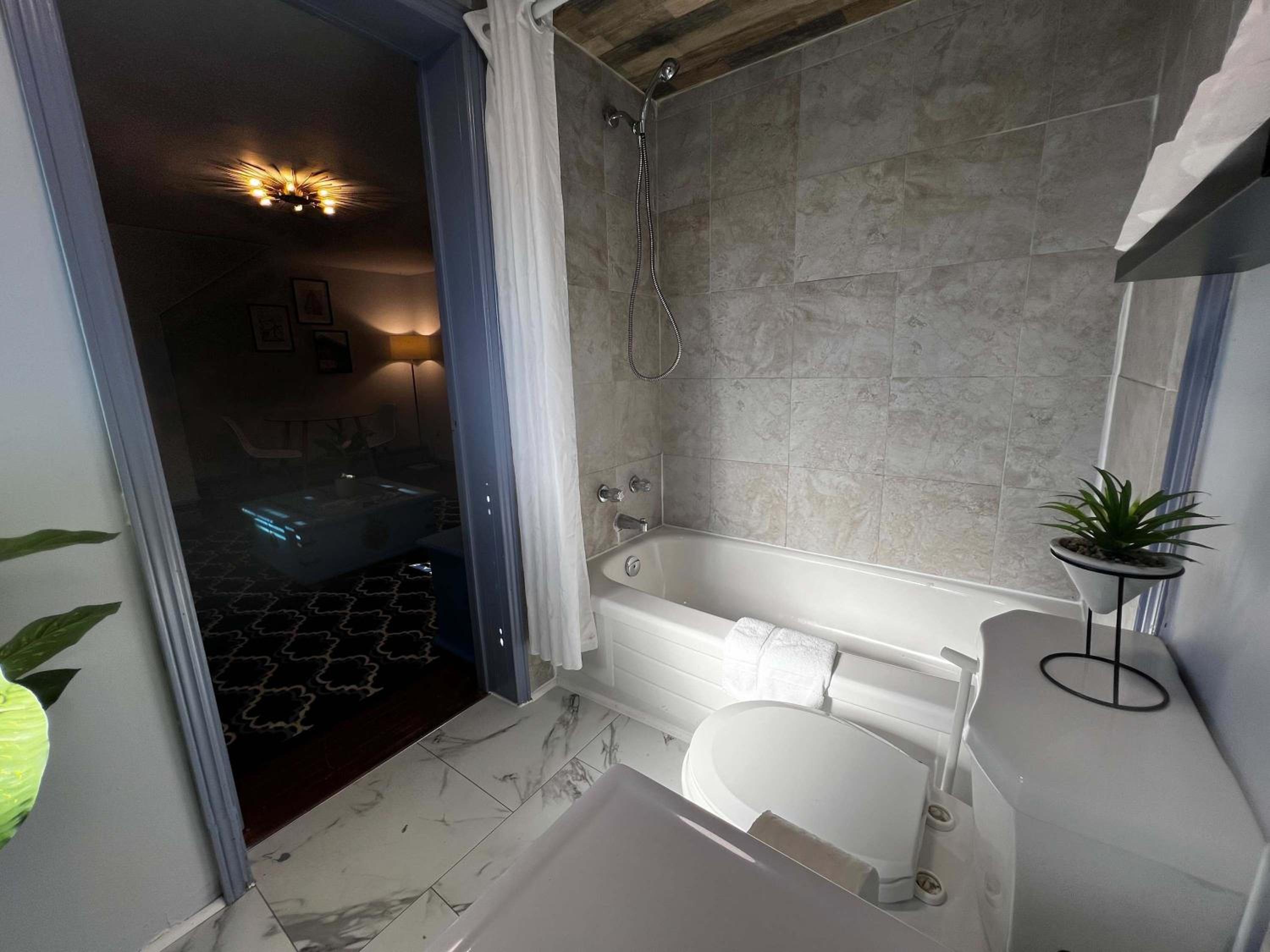 Blue Horizon Top-Floor Retreat with Nautical Vibes, Unit #2