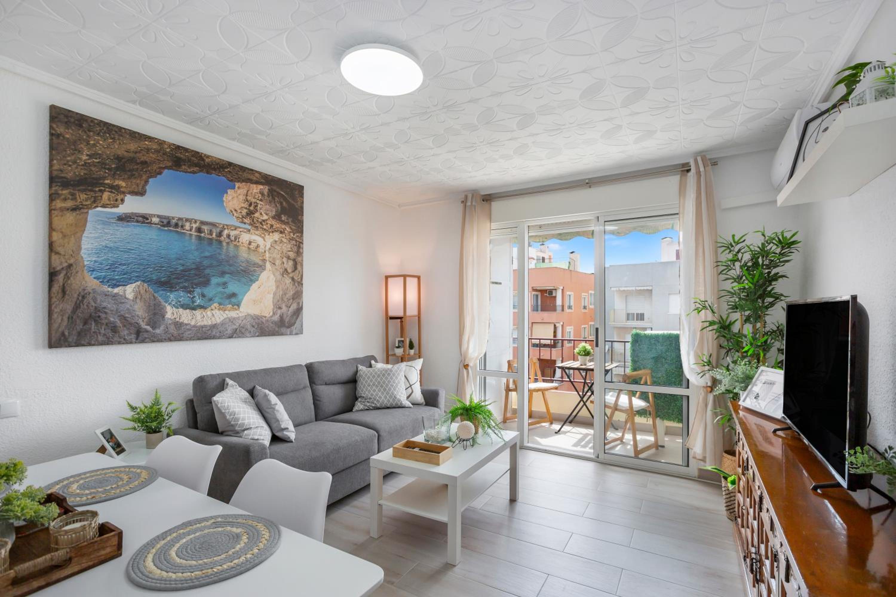 Hotel Oasis La Marina Tu oasis de paz junto al mar - Image 1