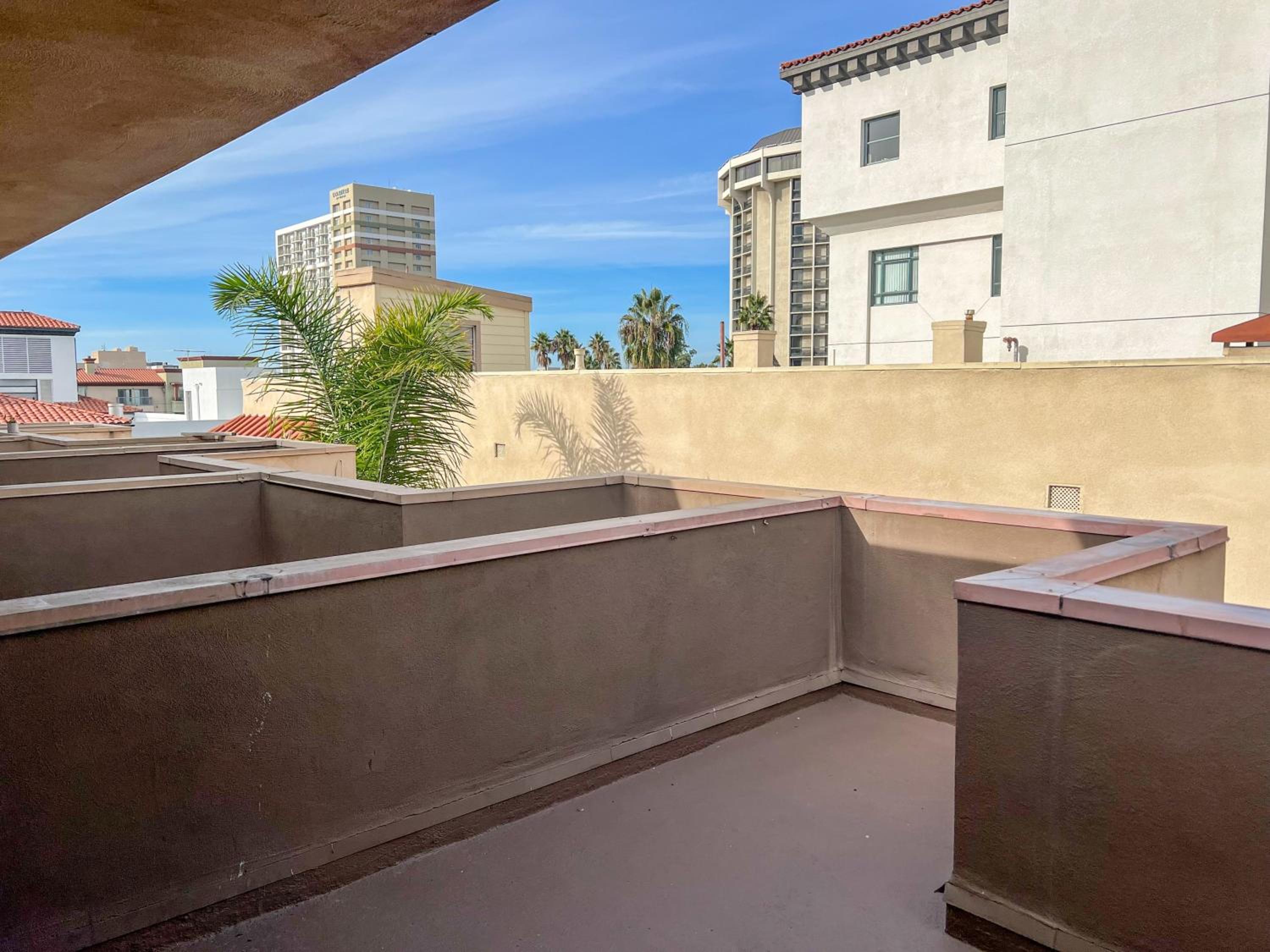 Stylish Loft Apartments Near Downtown with Free Parking view 4