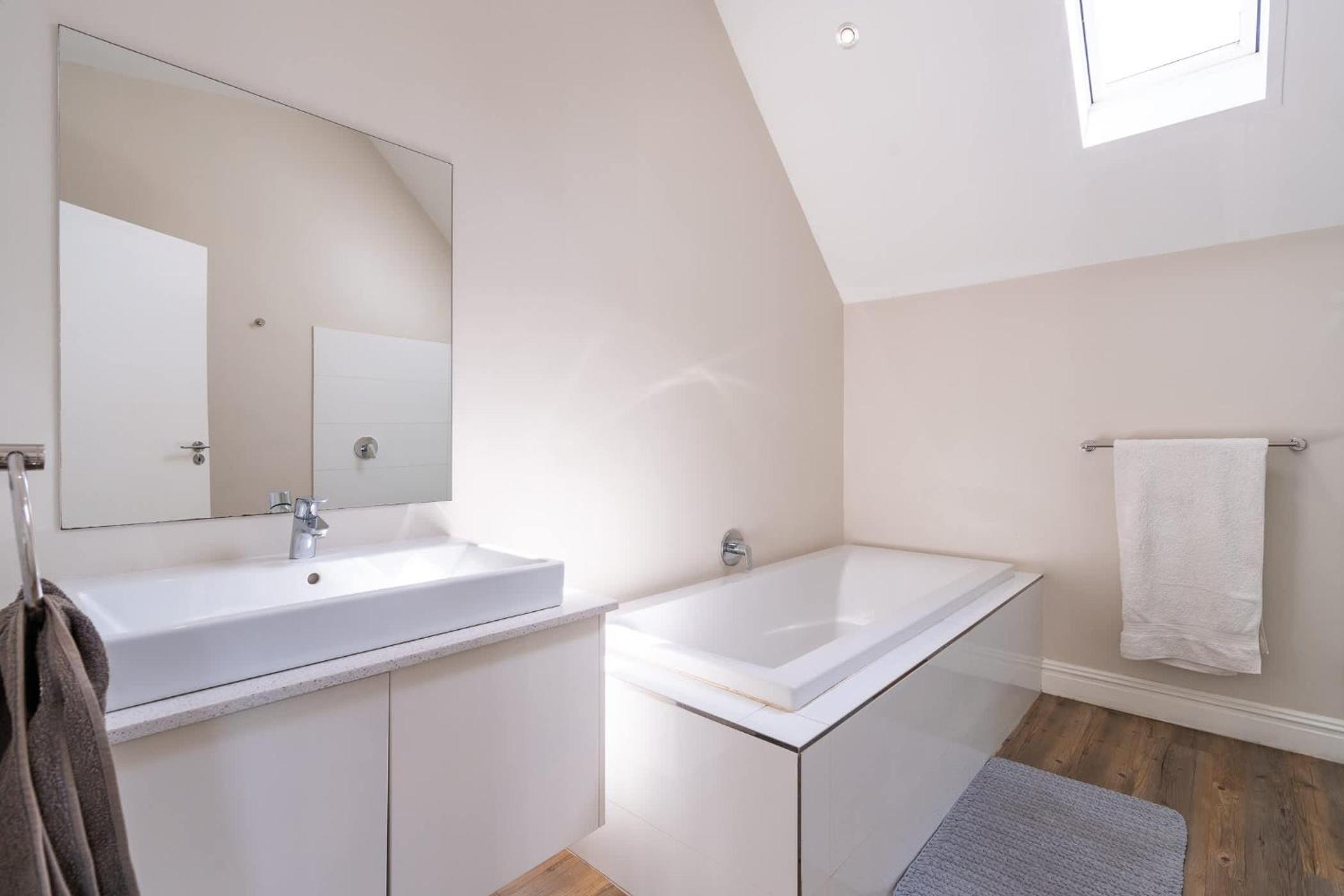 4 Bedroom Haven In Chelsea Village