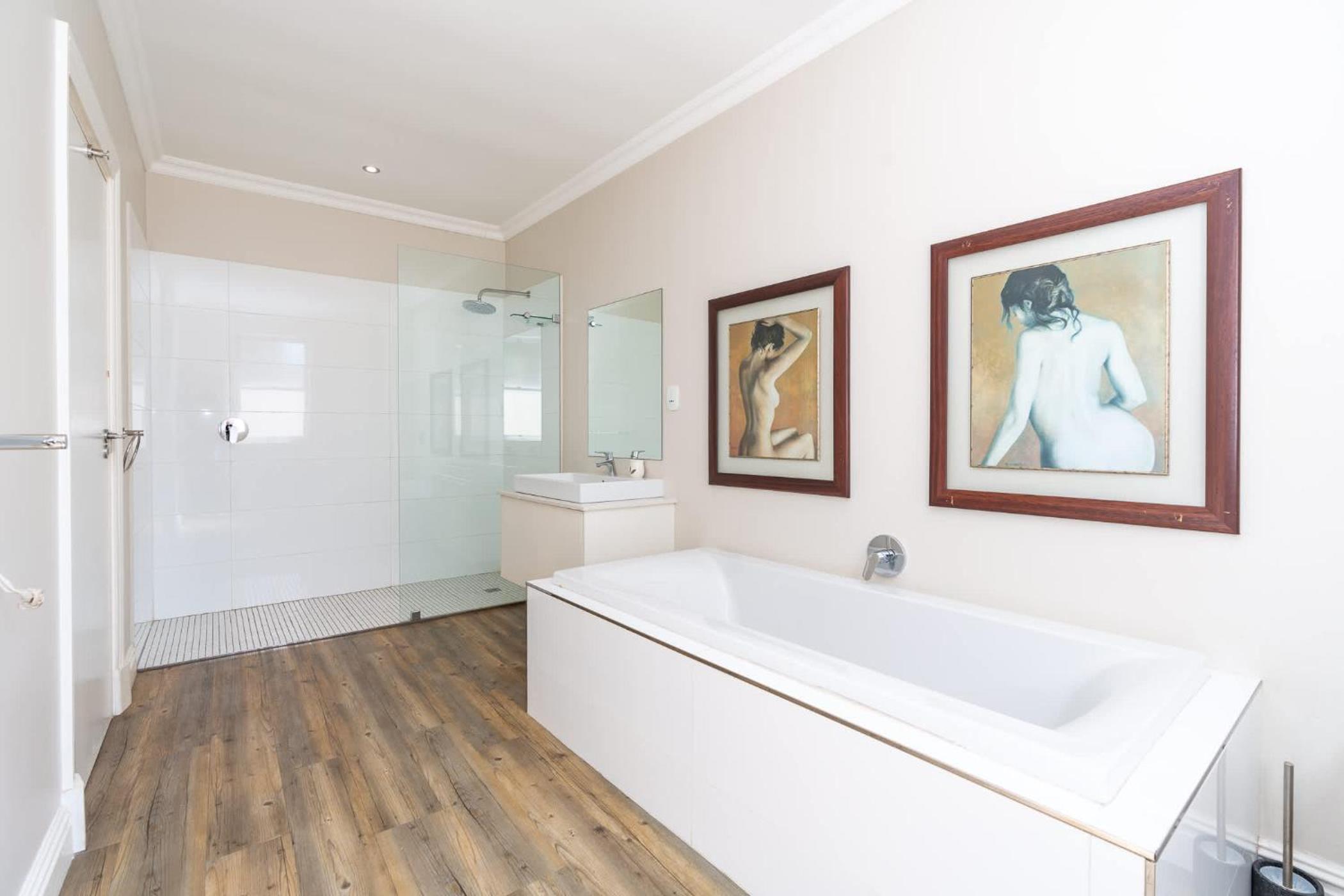 4 Bedroom Haven In Chelsea Village