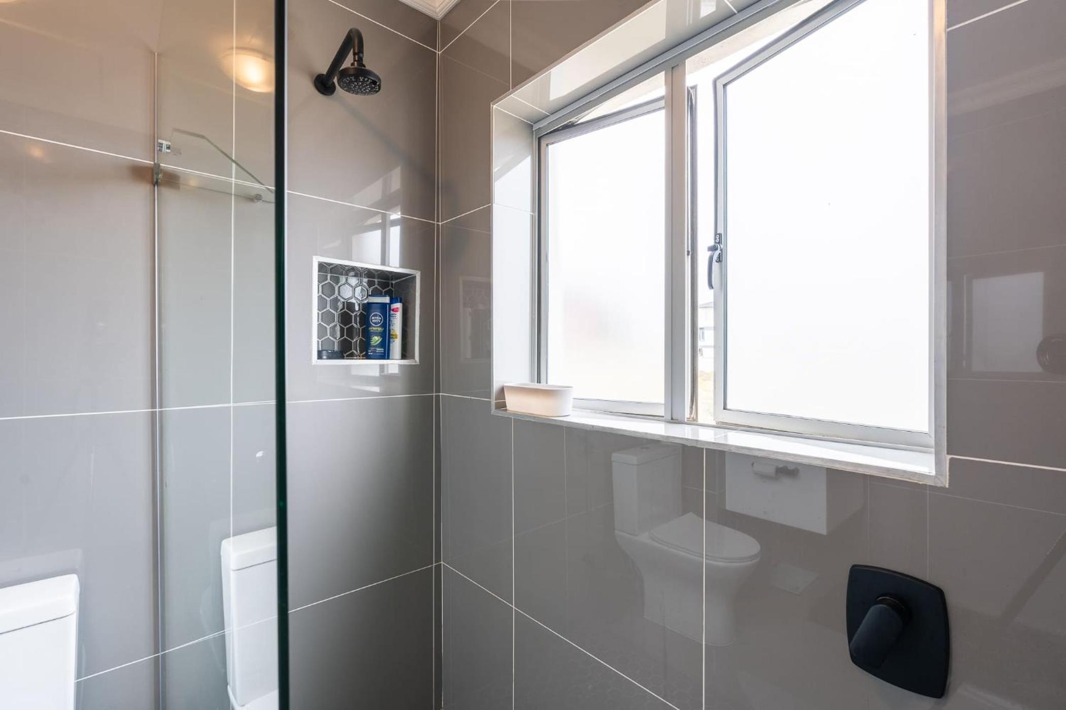 Charming 1 Bed with Mountain Views view 2
