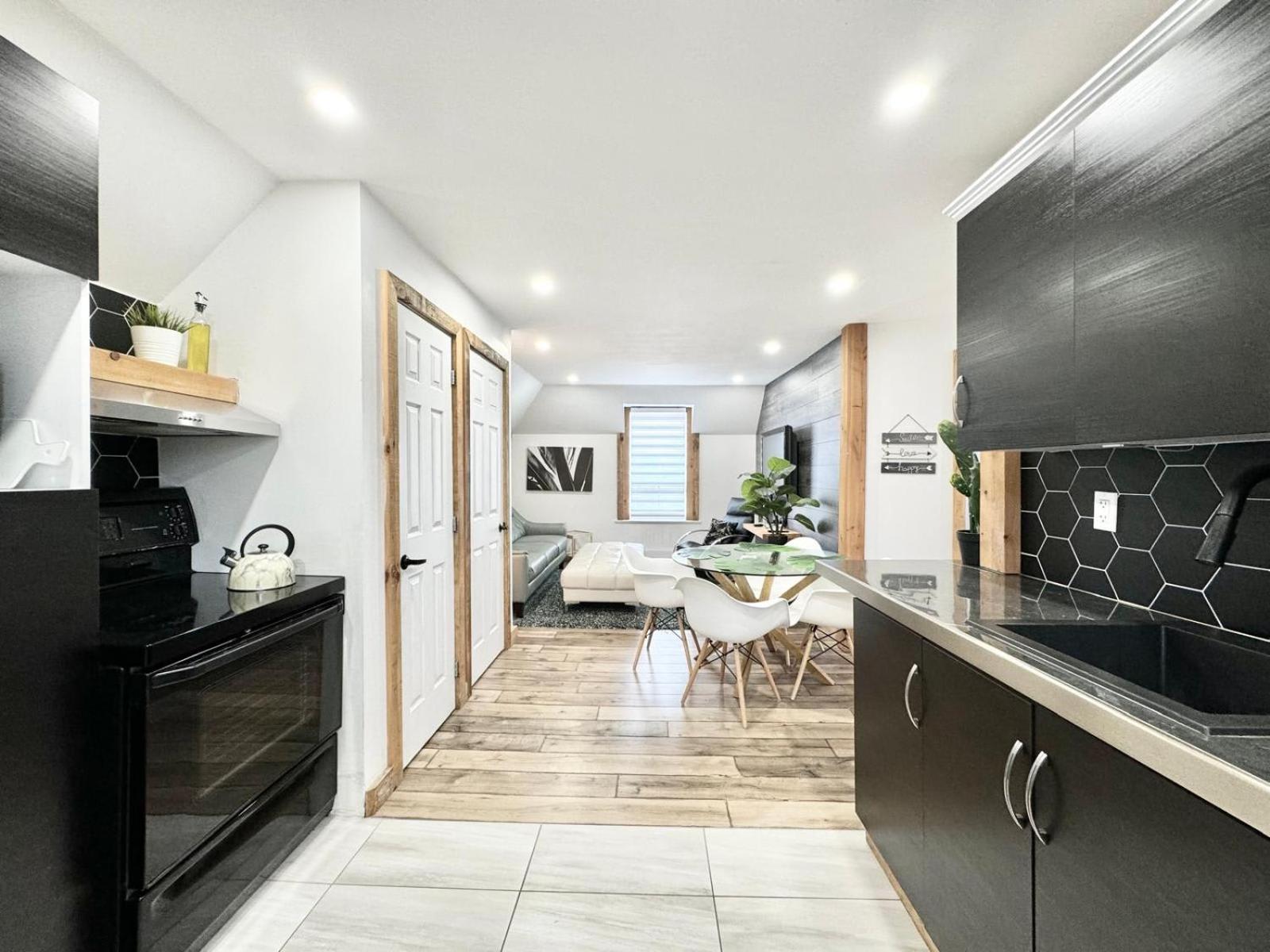 Le Wolfe - 2 Bedrooms - 2 min Falls - Free Parking