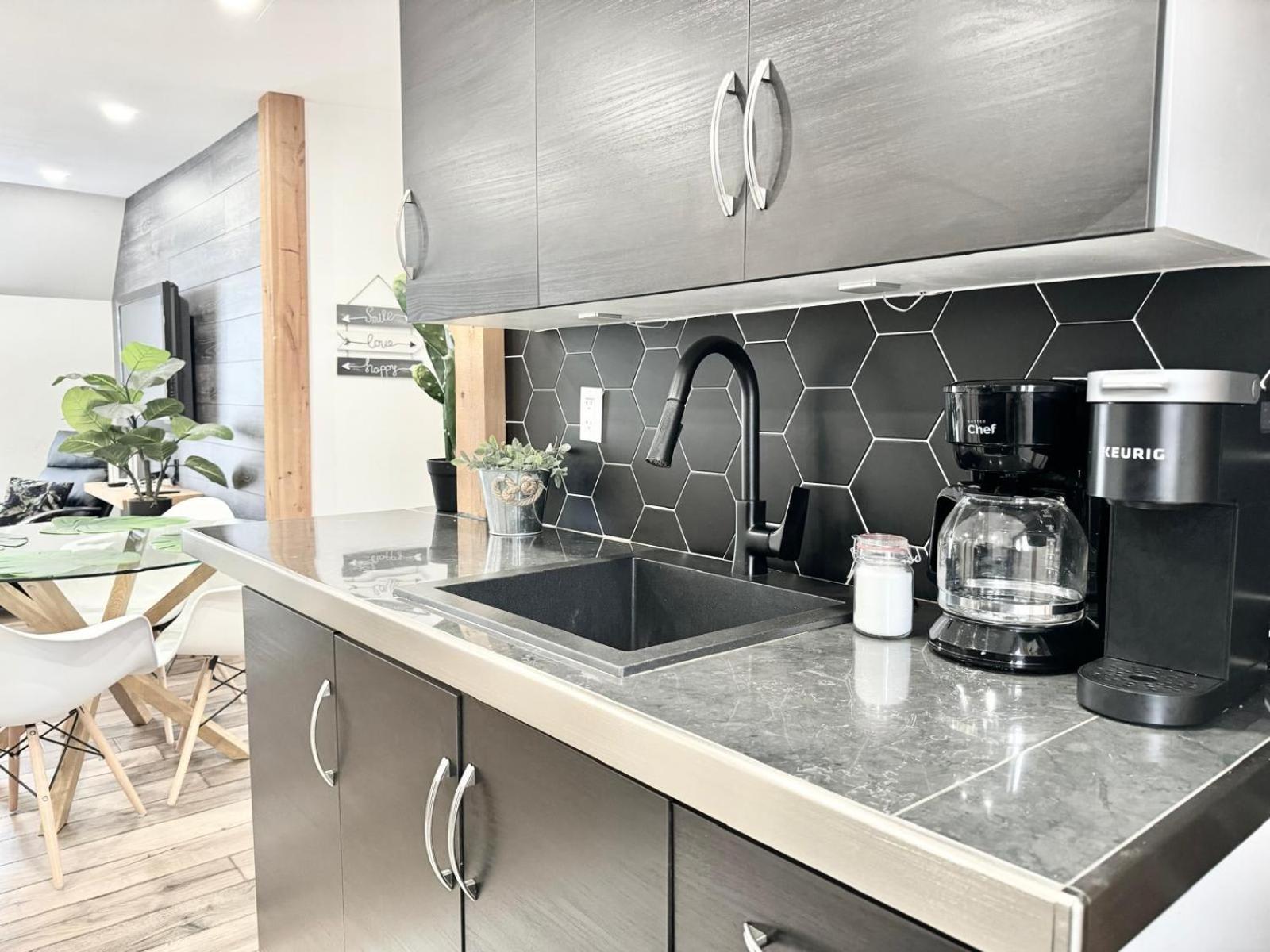 Le Wolfe - 2 Bedrooms - 2 min Falls - Free Parking