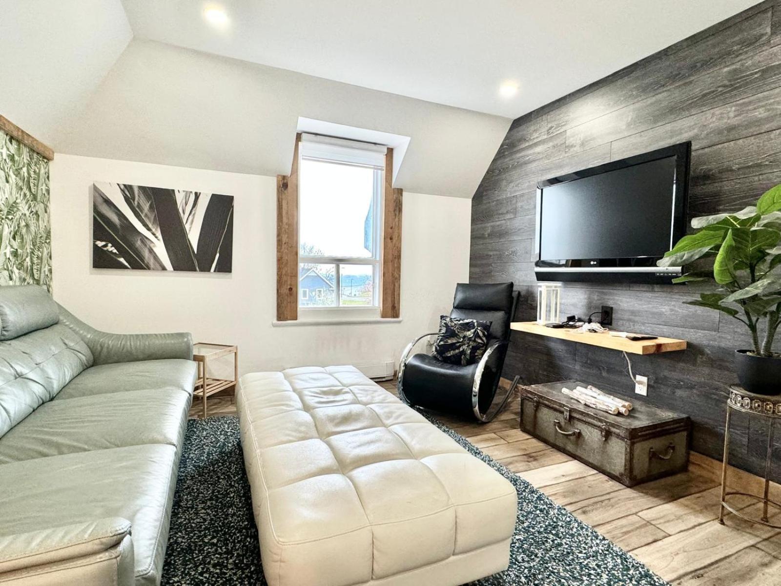 Le Wolfe - 2 Bedrooms - 2 min Falls - Free Parking