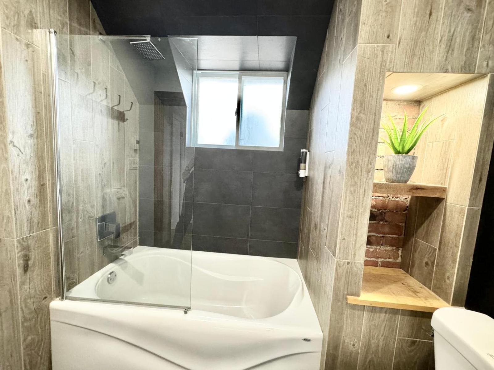 Le Wolfe - 2 Bedrooms - 2 min Falls - Free Parking