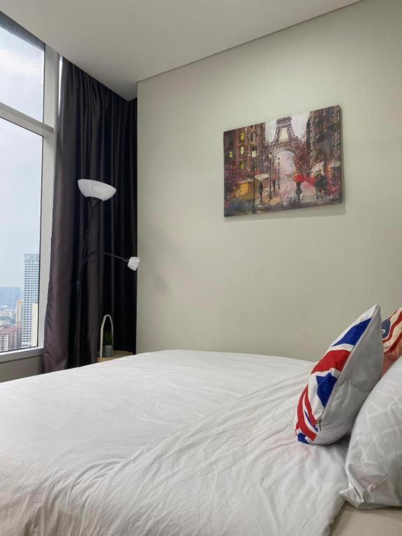 Spacious Living Suites 2 min to Twin Tower