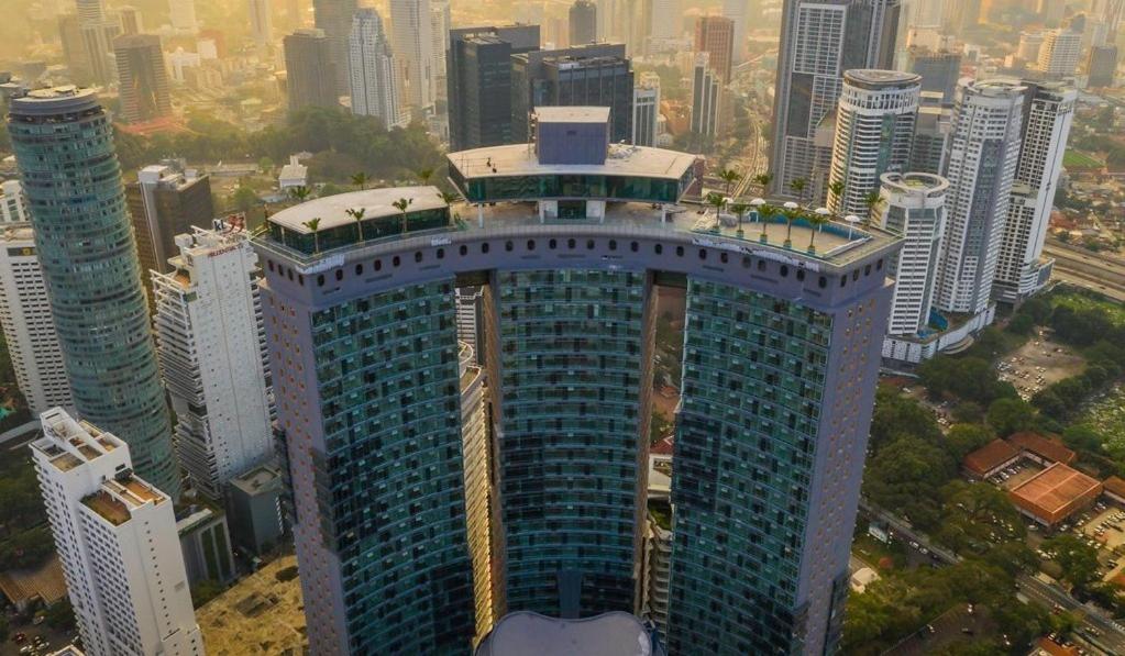 Spacious Living Suites 2 min to Twin Tower