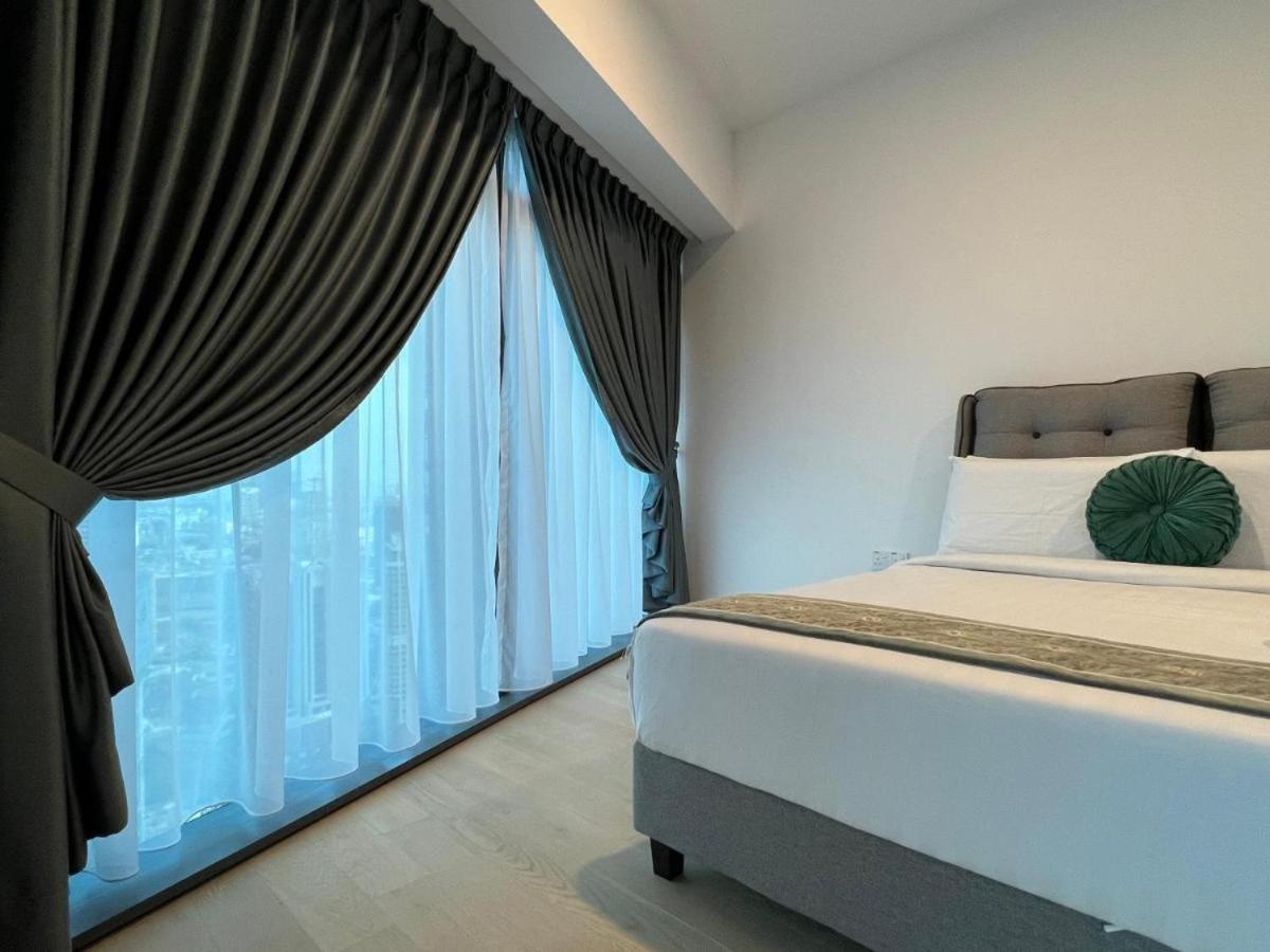 Spacious Living Suites 2 min to Twin Tower