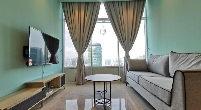 Spacious Living Suites 2 min to Twin Tower