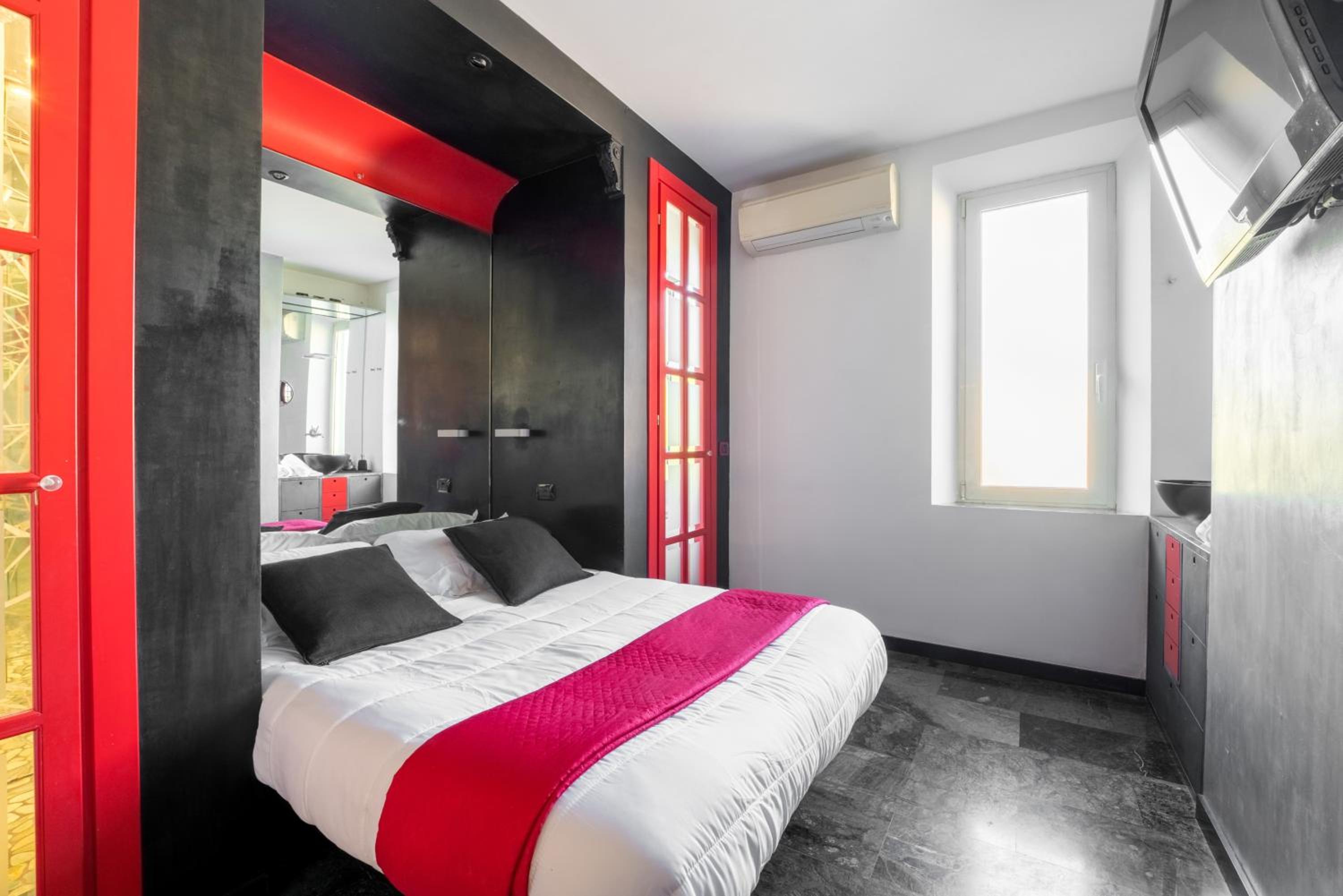 Comics Roma Penthouse, Funny Flat Nearby Colosseum
