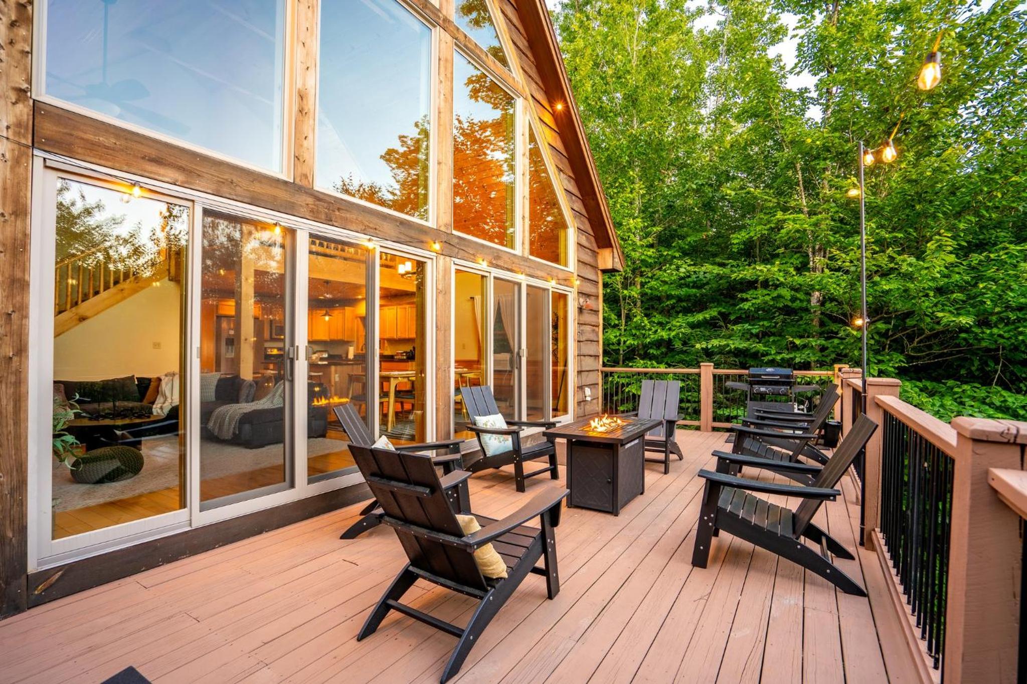 Expansive Chalet, Hottub, Mtn Views, 3-mins Sunday River, Sleeps 16