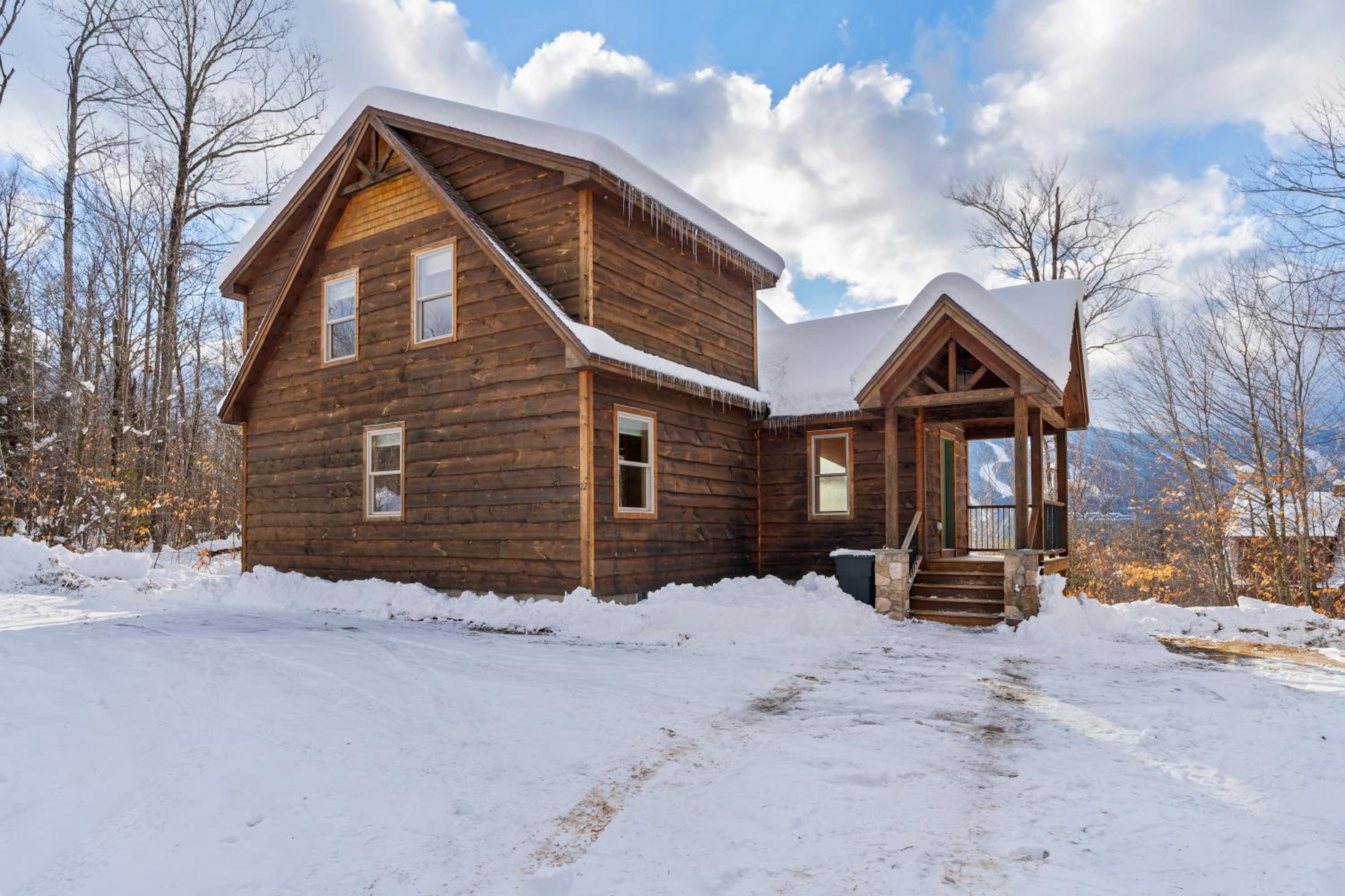 Expansive Chalet, Hottub, Mtn Views, 3-mins Sunday River, Sleeps 16
