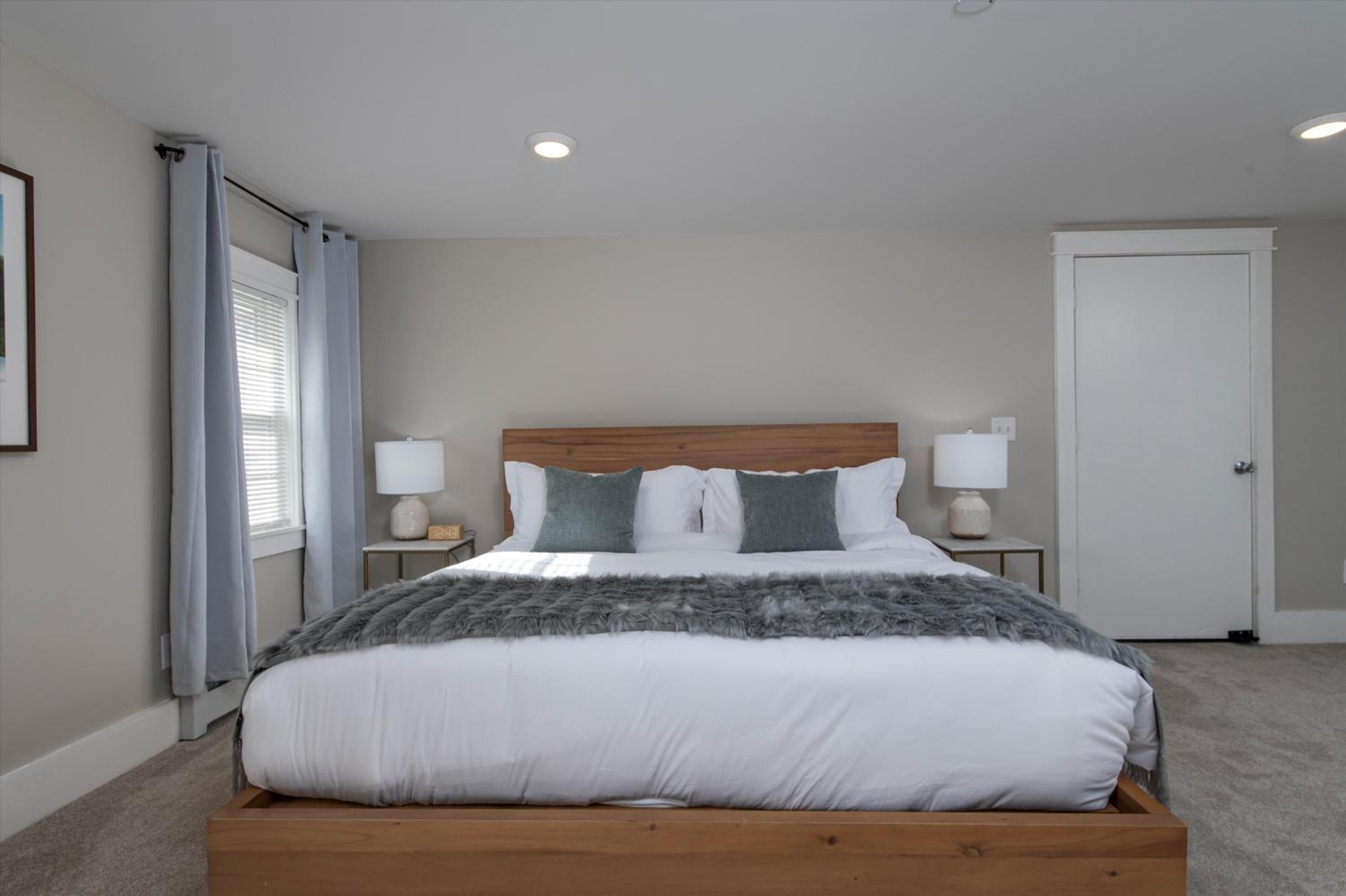 Rutland Vacations - Updated Family-sized Home in Heart of Rutland, Near Slopes, EV, Hot Tub, Fire Pit - Property Image 6