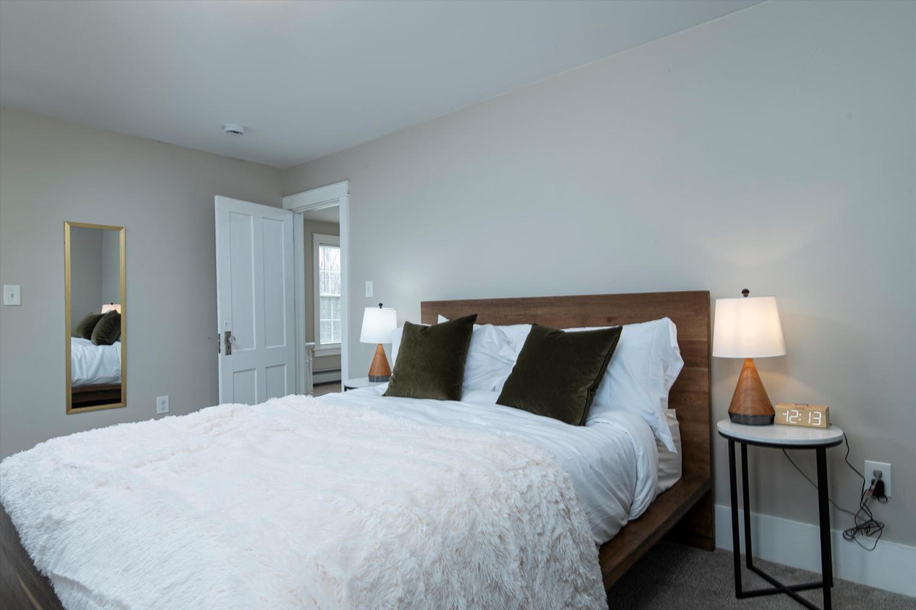 Rutland Vacations - Updated Family-sized Home in Heart of Rutland, Near Slopes, EV, Hot Tub, Fire Pit - Property Image 14