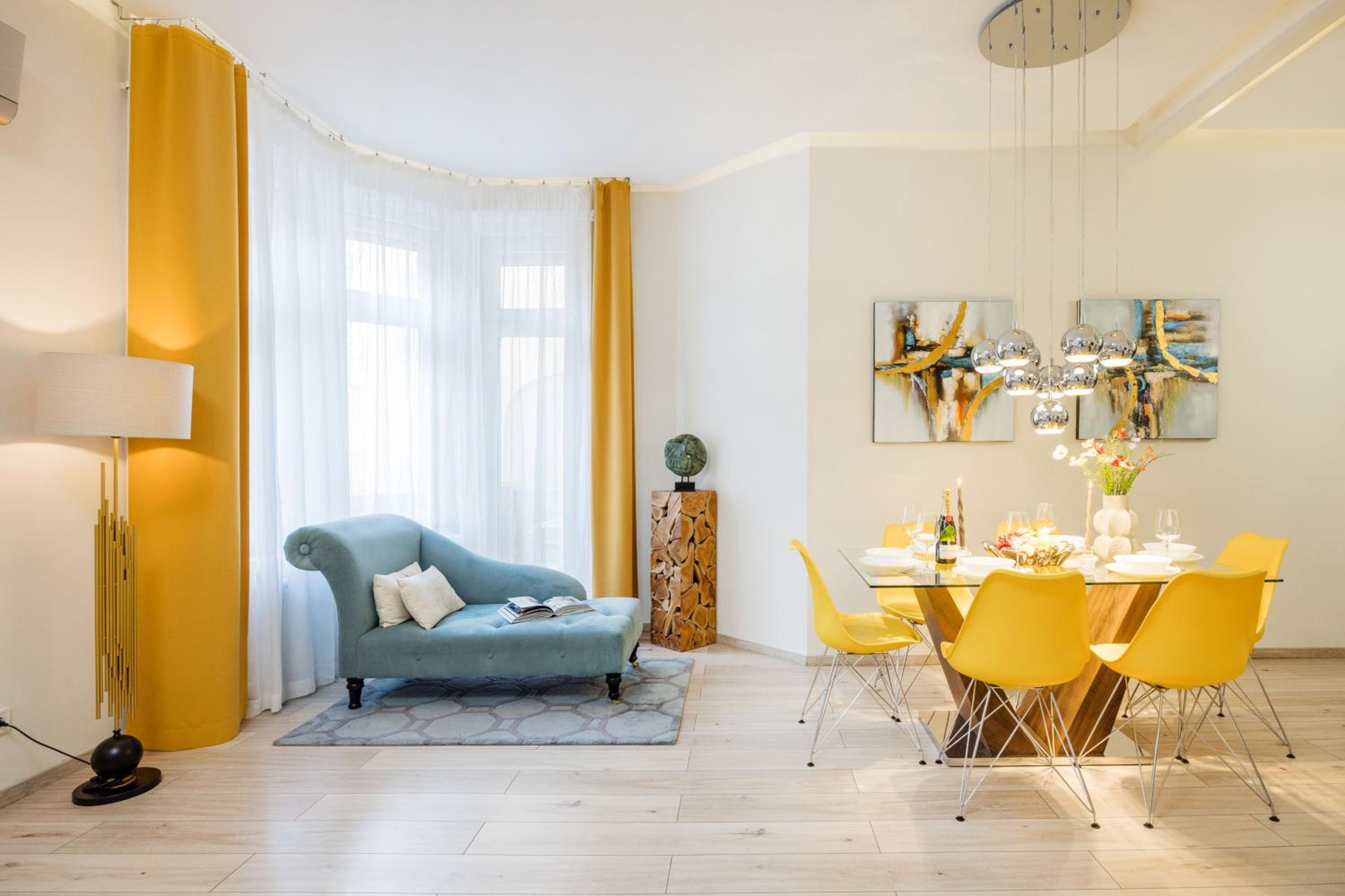 Designer Luxury Home Next To Dohany Synagogue with Balcony view 3