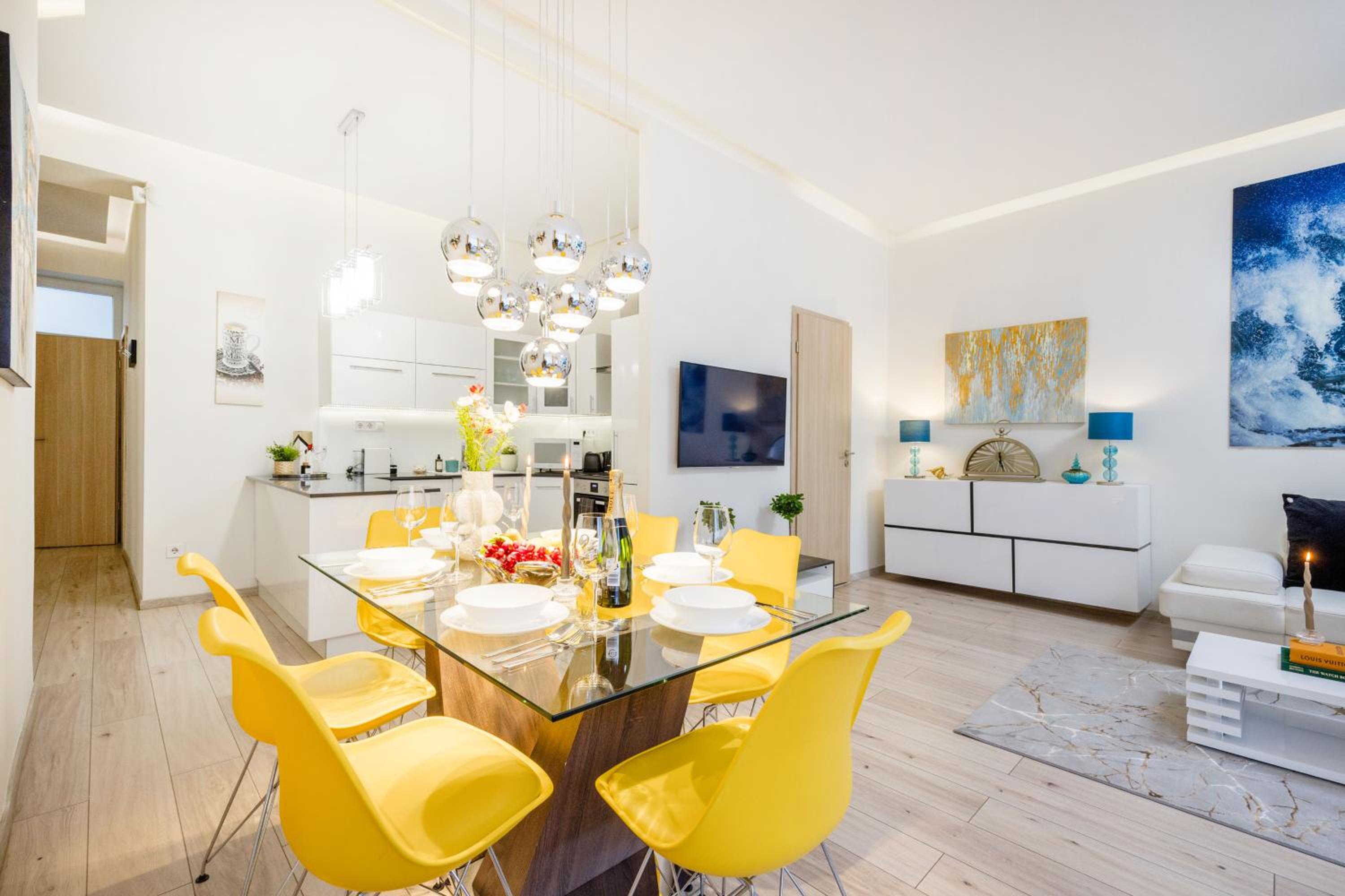 Designer Luxury Home Next To Dohany Synagogue with Balcony view 4