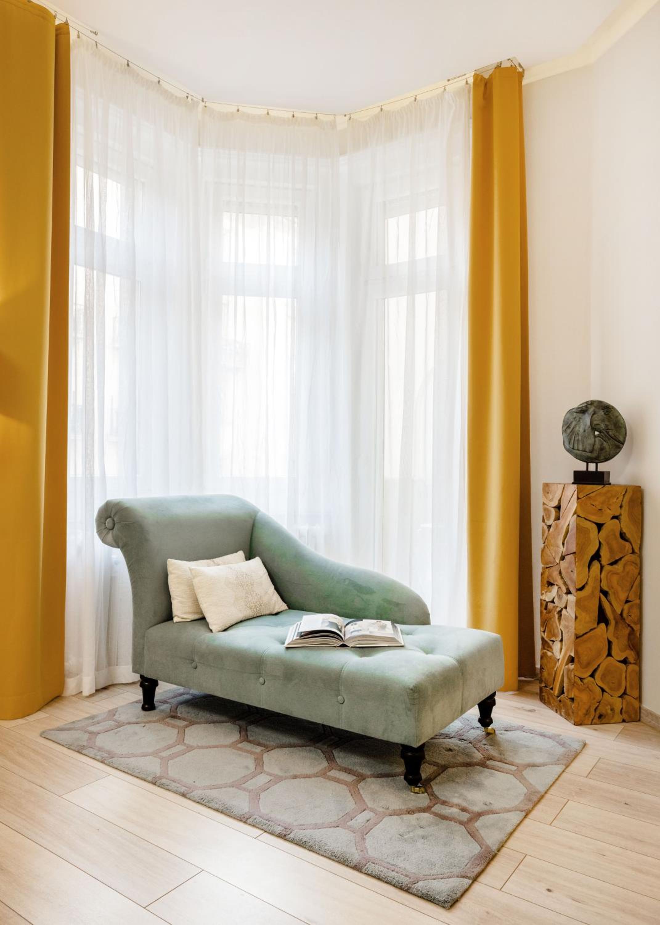 Designer Luxury Home Next To Dohany Synagogue with Balcony view 2