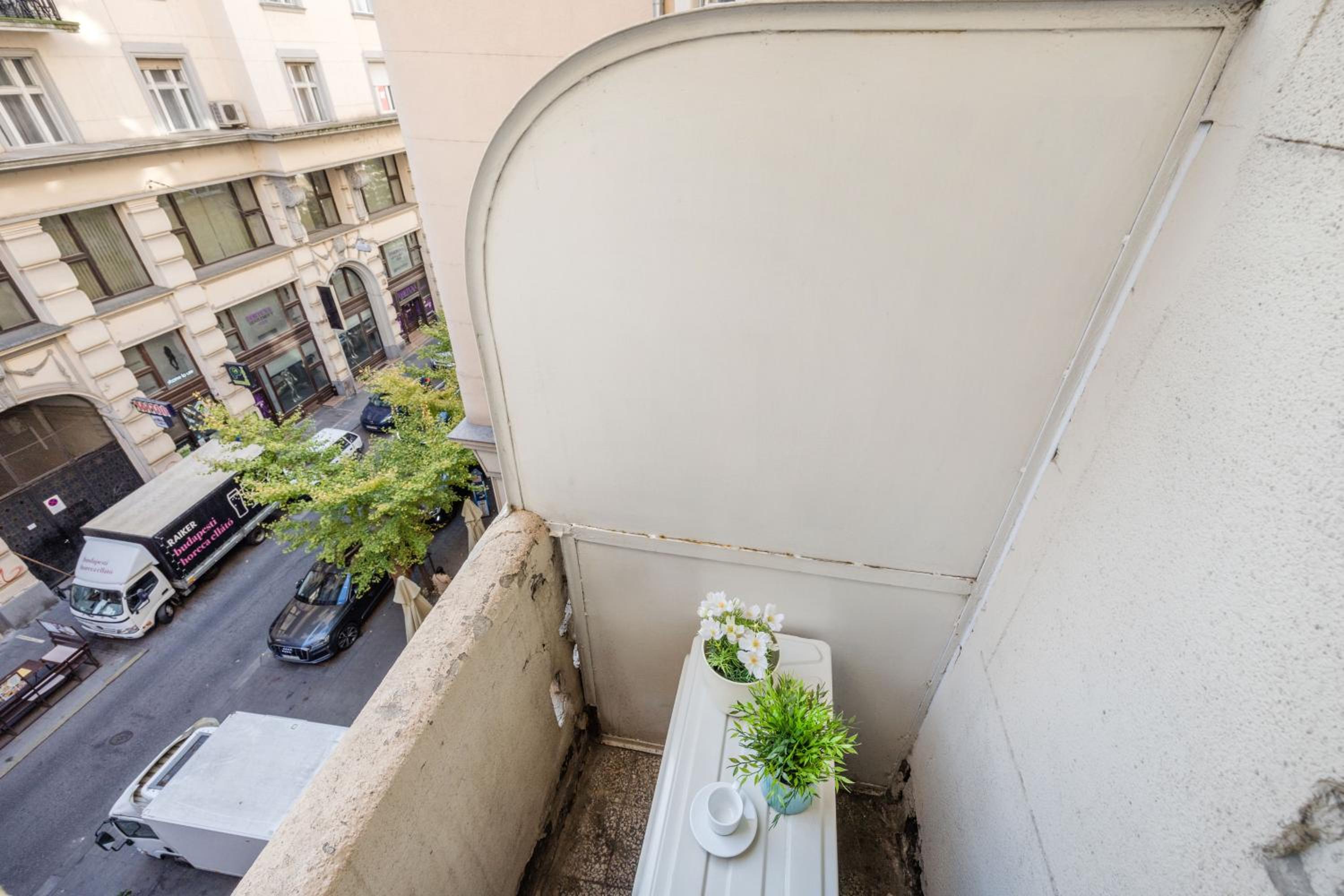 Designer Luxury Home Next To Dohany Synagogue with Balcony view 5