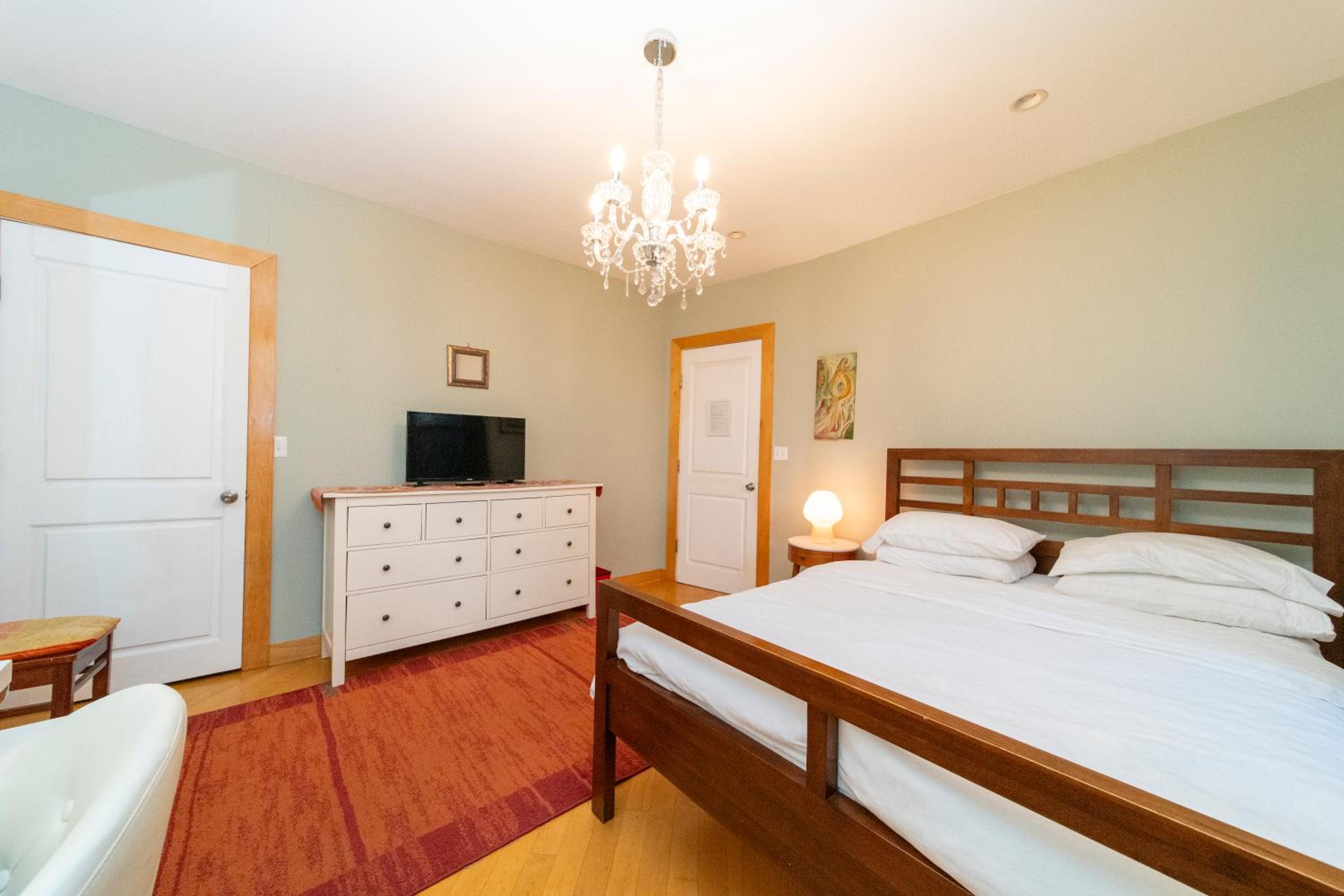 2 bedrooms with one private bathroom in lovely home