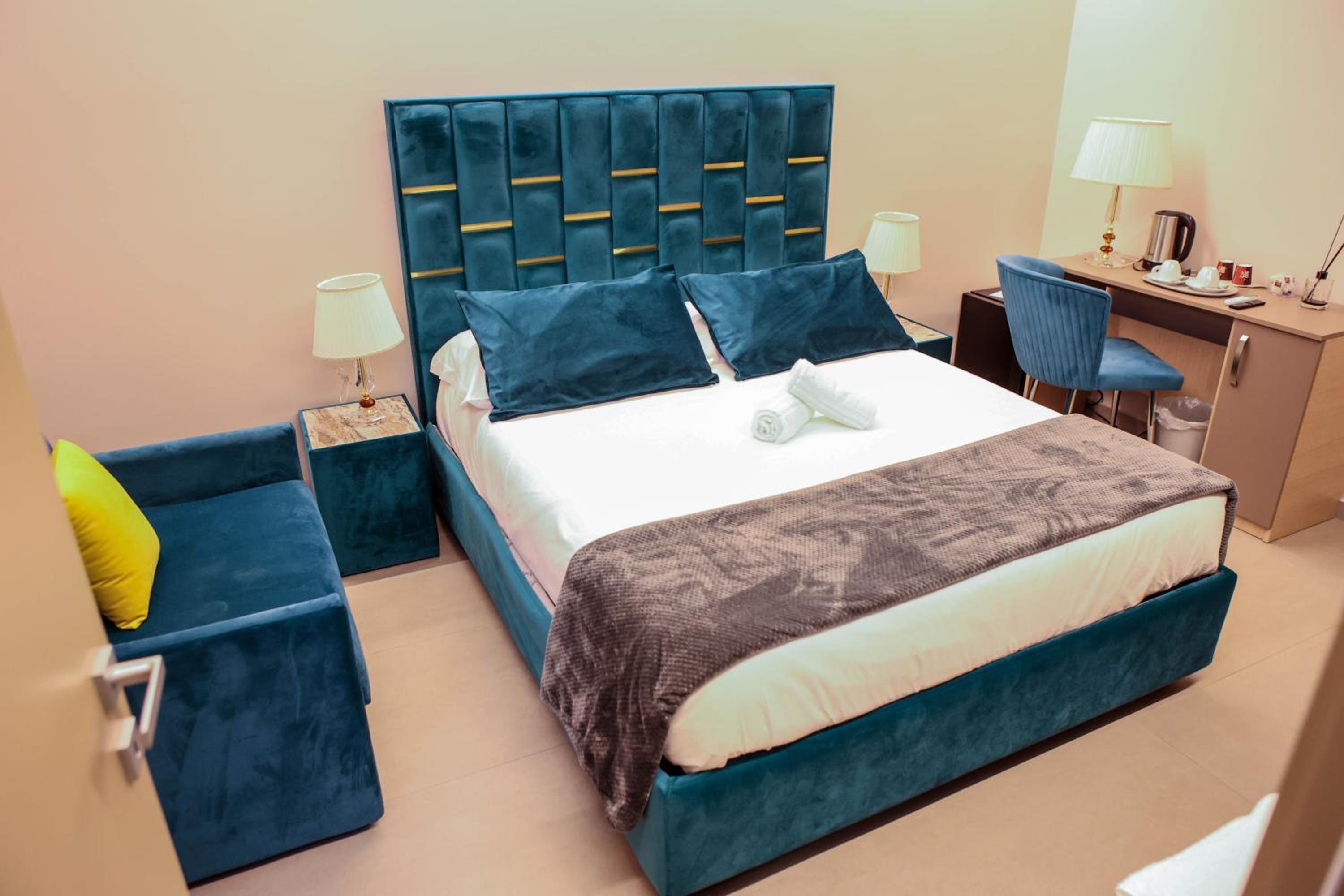 B&B Suites&Rooms piazza dei martiri view 5