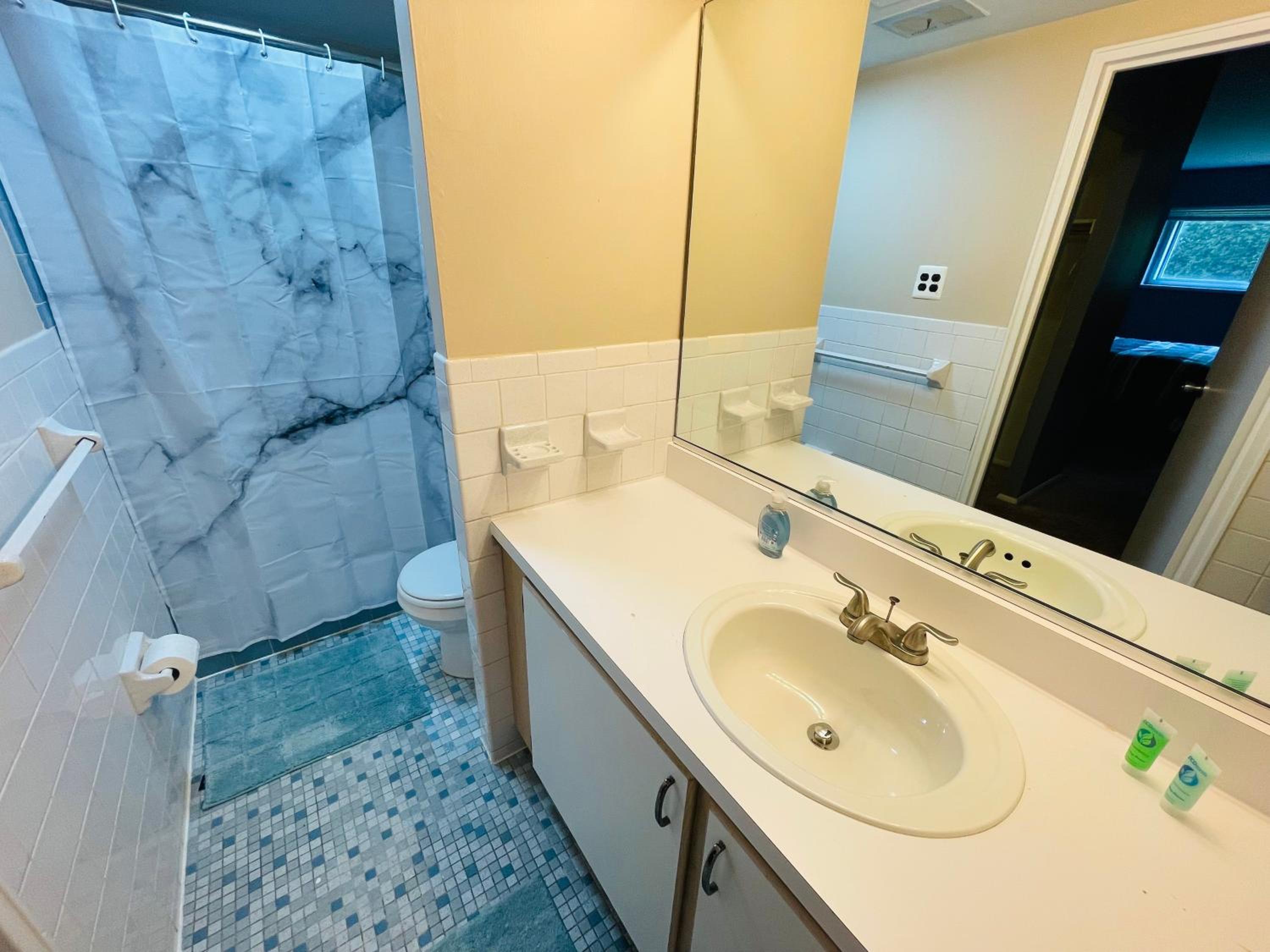 2br 2b, Spacious, Great Location view 3