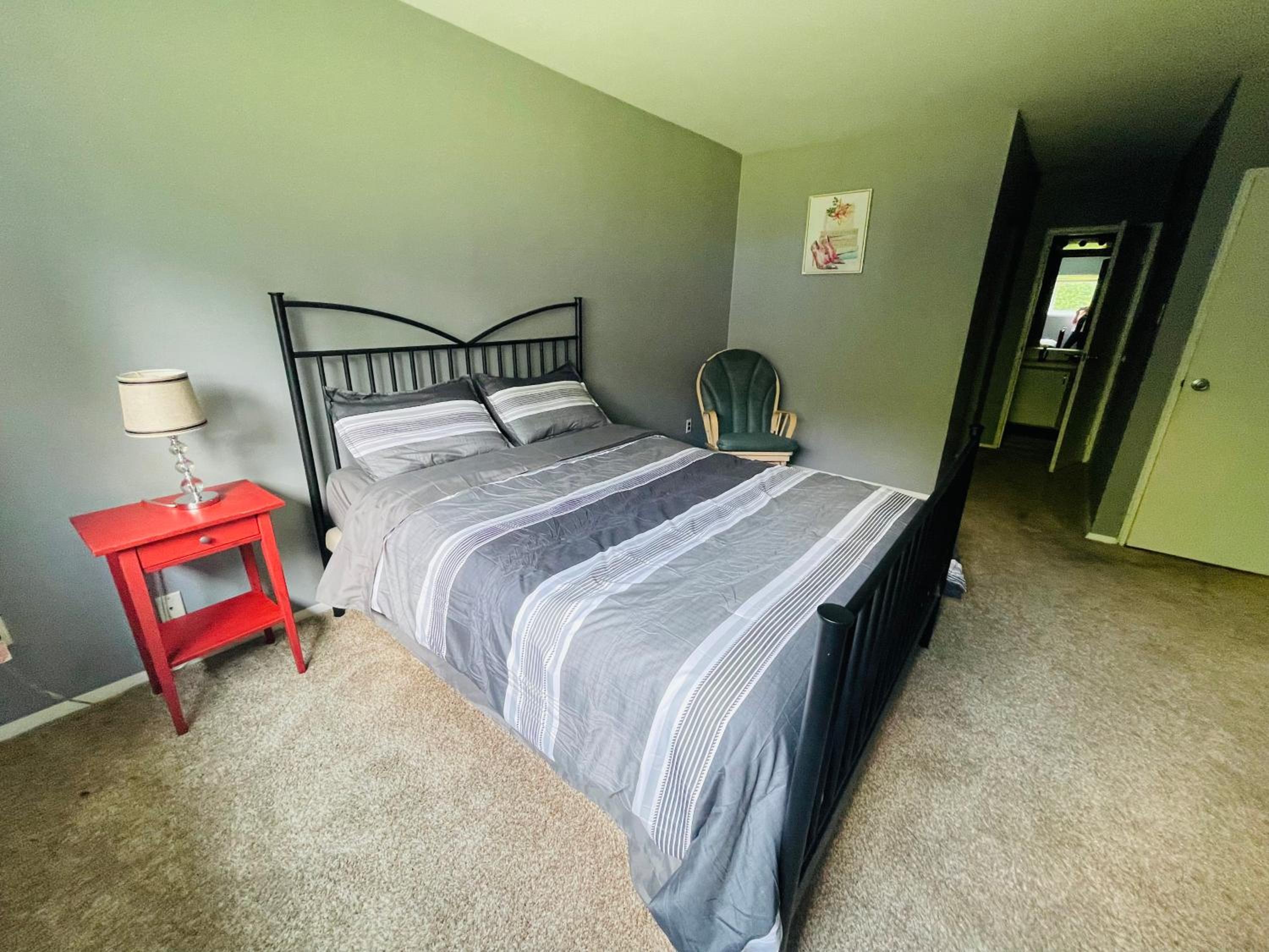 2br 2b, Spacious, Great Location view 4