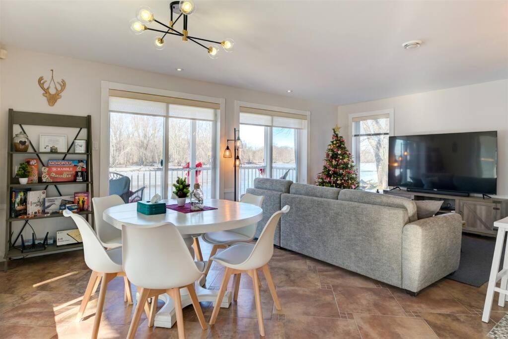Cozy Riverside Cottage Escape with SPA, Pool Table and Dock Access