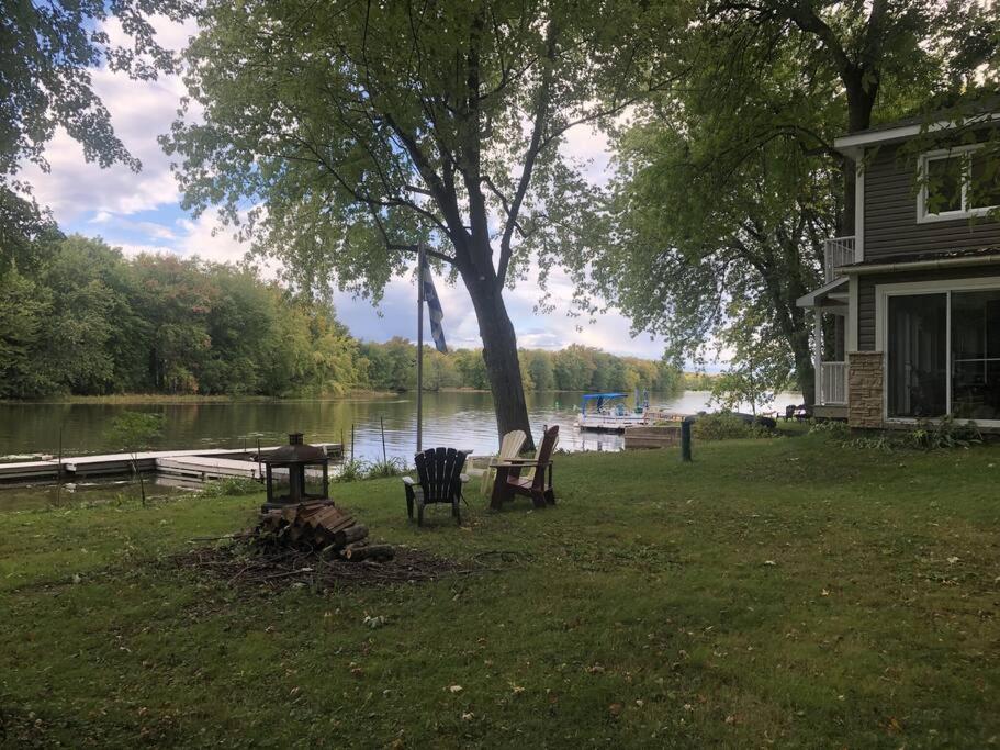 Cozy Riverside Cottage Escape with SPA, Pool Table and Dock Access