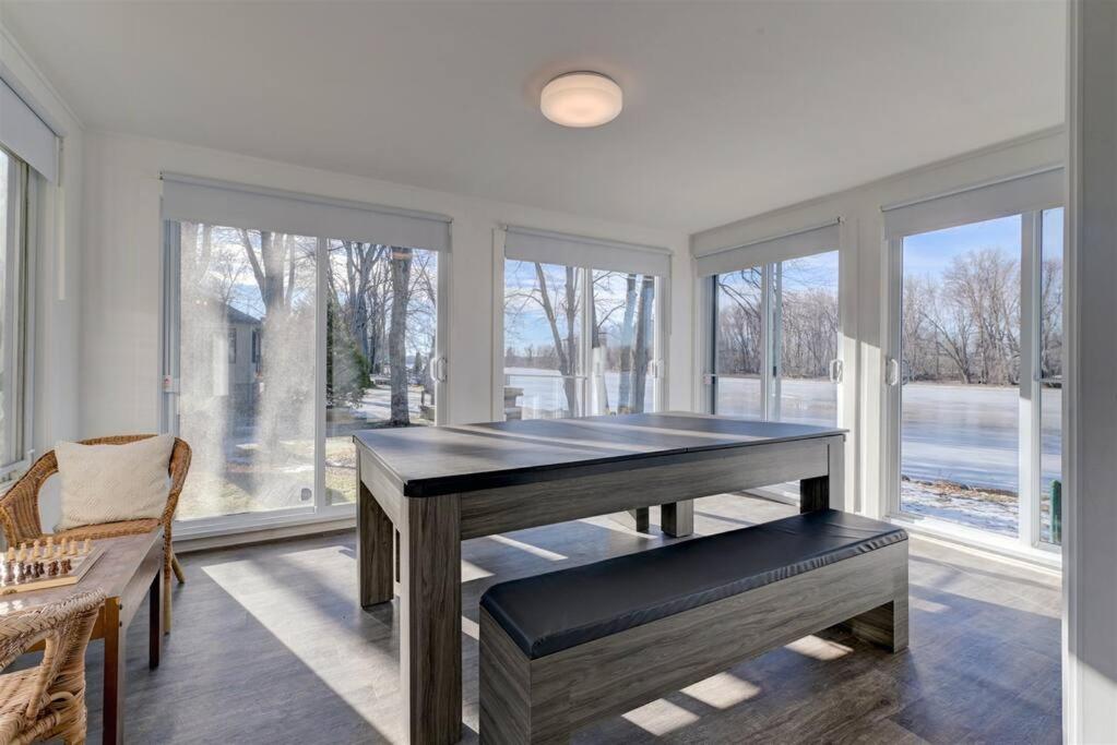 Cozy Riverside Cottage Escape with SPA, Pool Table and Dock Access