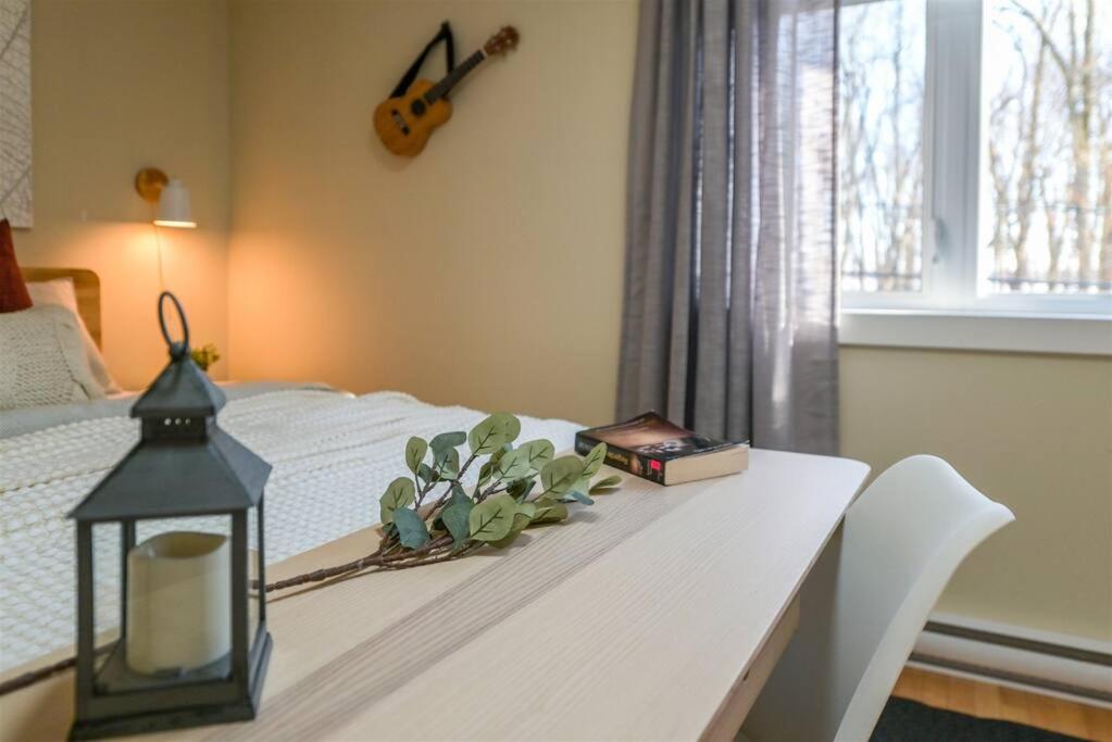 Cozy Riverside Cottage Escape with SPA, Pool Table and Dock Access