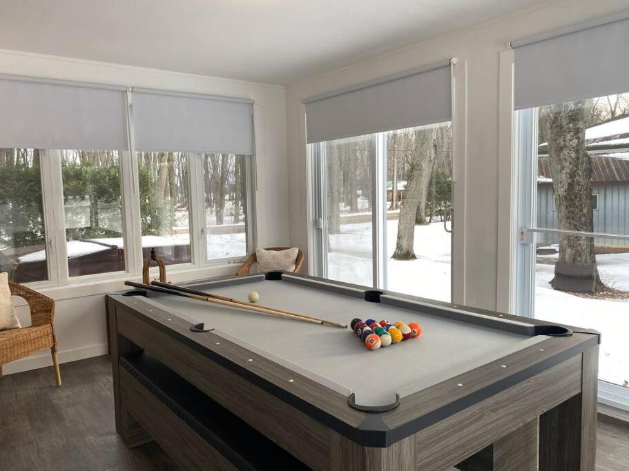 Cozy Riverside Cottage Escape with SPA, Pool Table and Dock Access