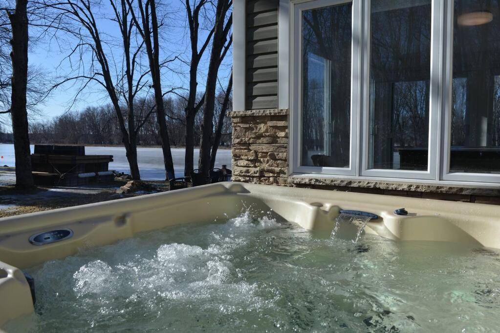 Cozy Riverside Cottage Escape with SPA, Pool Table and Dock Access