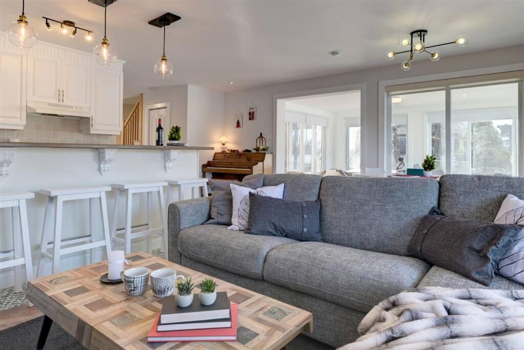 Cozy Riverside Cottage Escape with SPA, Pool Table and Dock Access