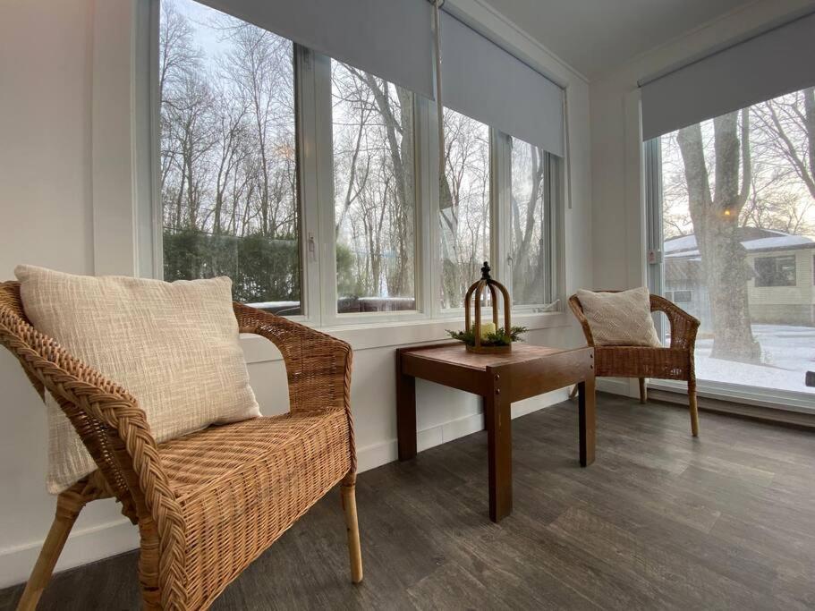 Cozy Riverside Cottage Escape with SPA, Pool Table and Dock Access