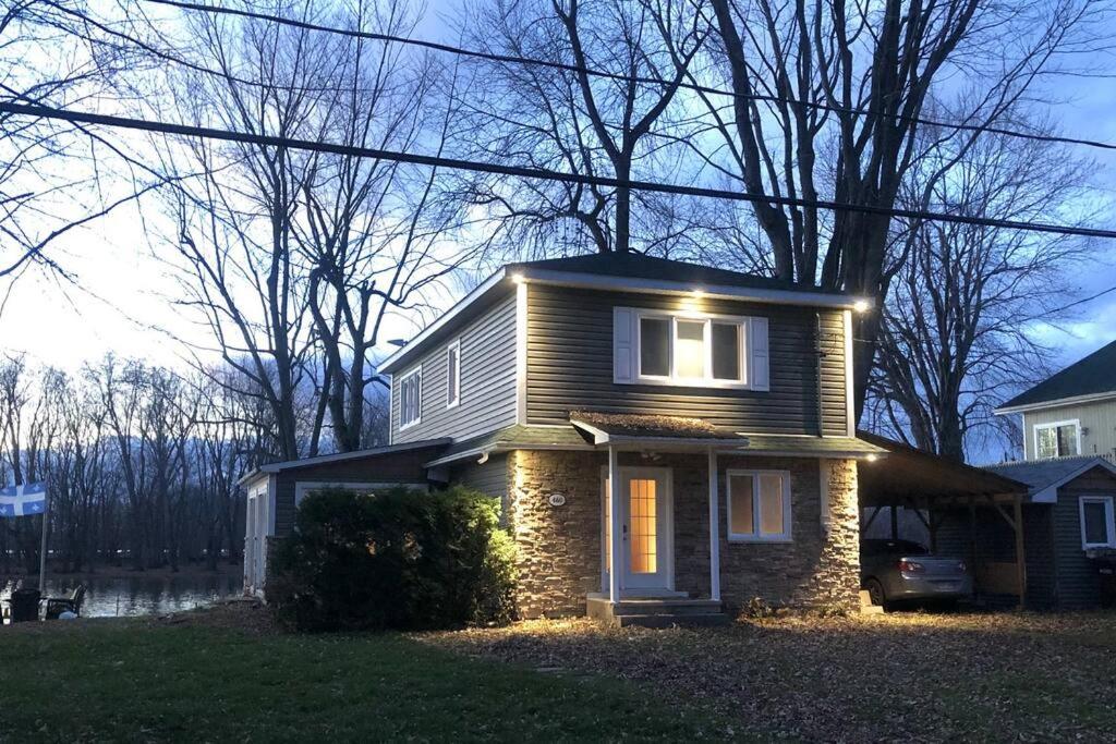 Cozy Riverside Cottage Escape with SPA, Pool Table and Dock Access