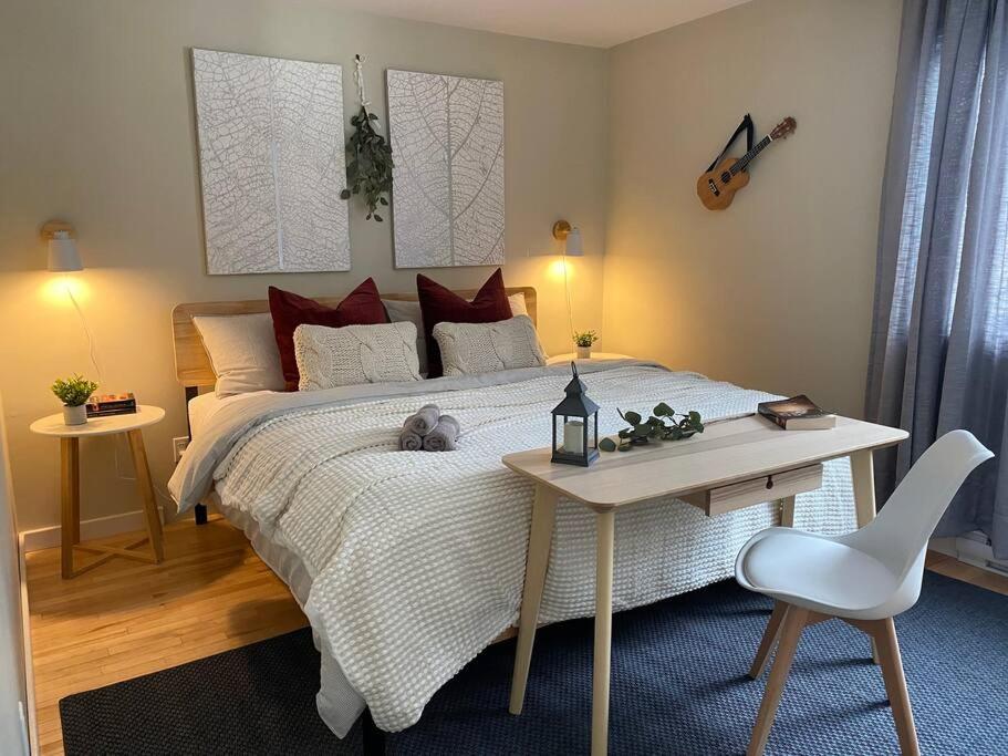 Cozy Riverside Cottage Escape with SPA, Pool Table and Dock Access