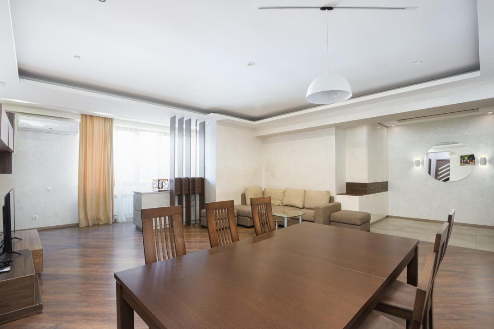 Stylish 2 Bedroom near Seasons park