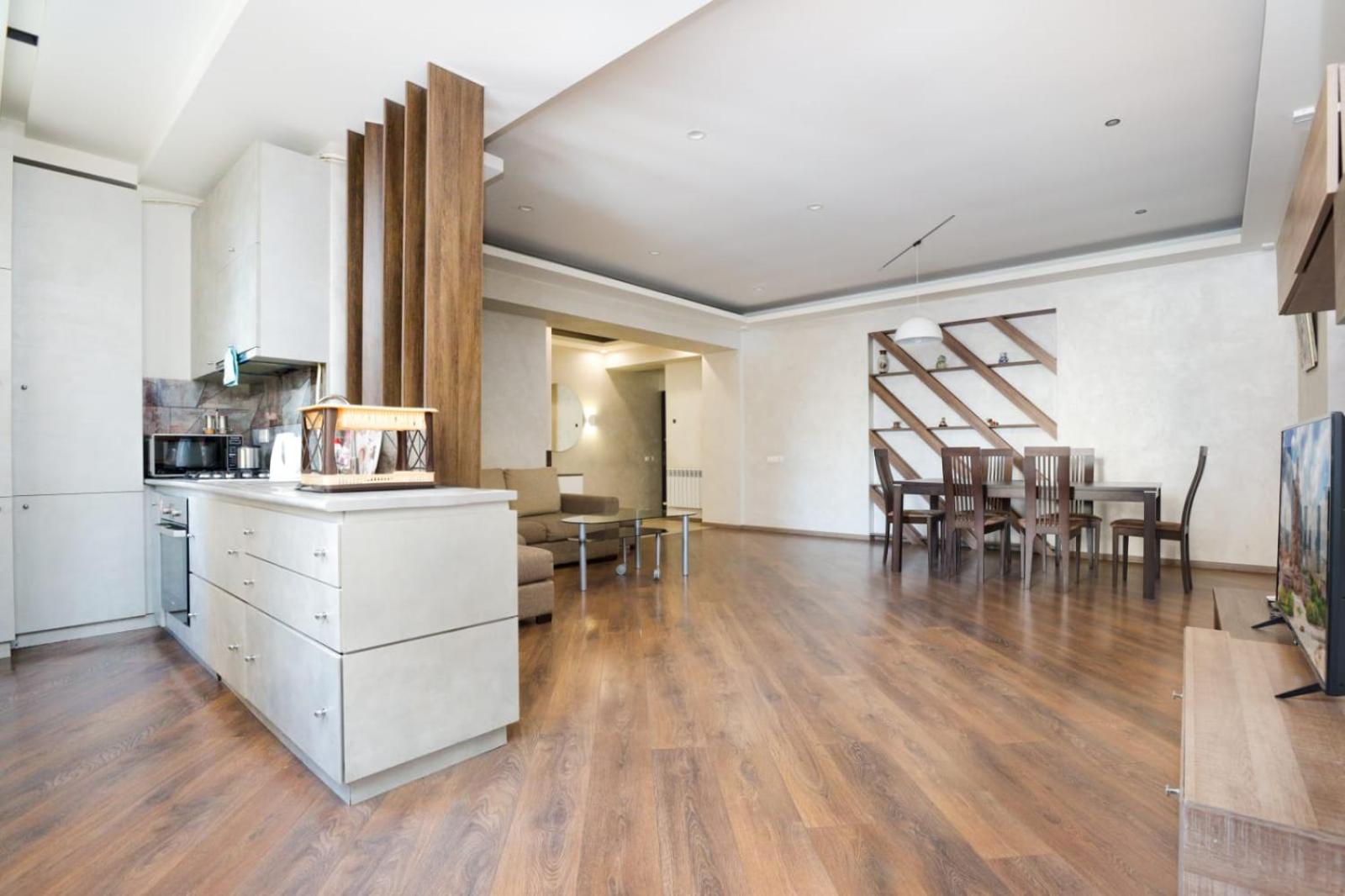 Stylish 2 Bedroom near Seasons park