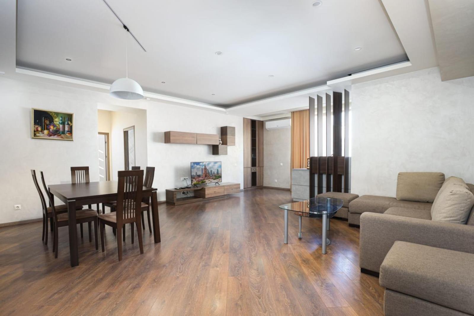 Stylish 2 Bedroom near Seasons park