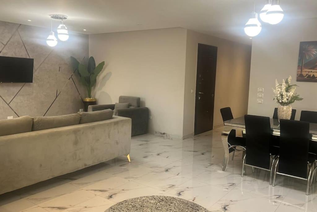 Roxy Square Apartment