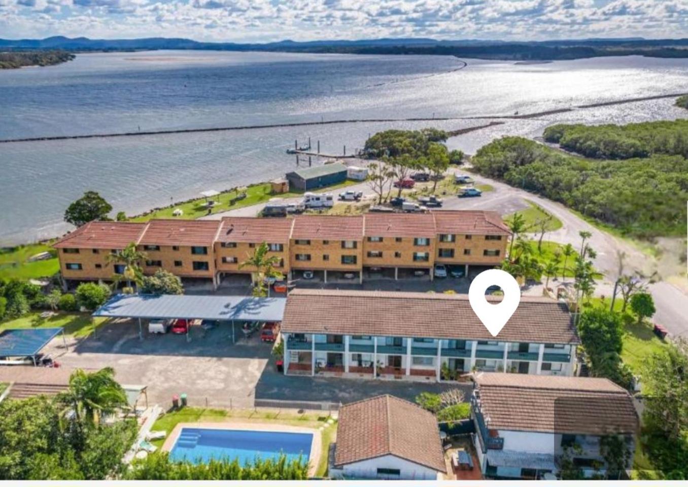 La Sirena Pool and barbie, private boat ramp, WiFi, two bedrooms, 3 beds