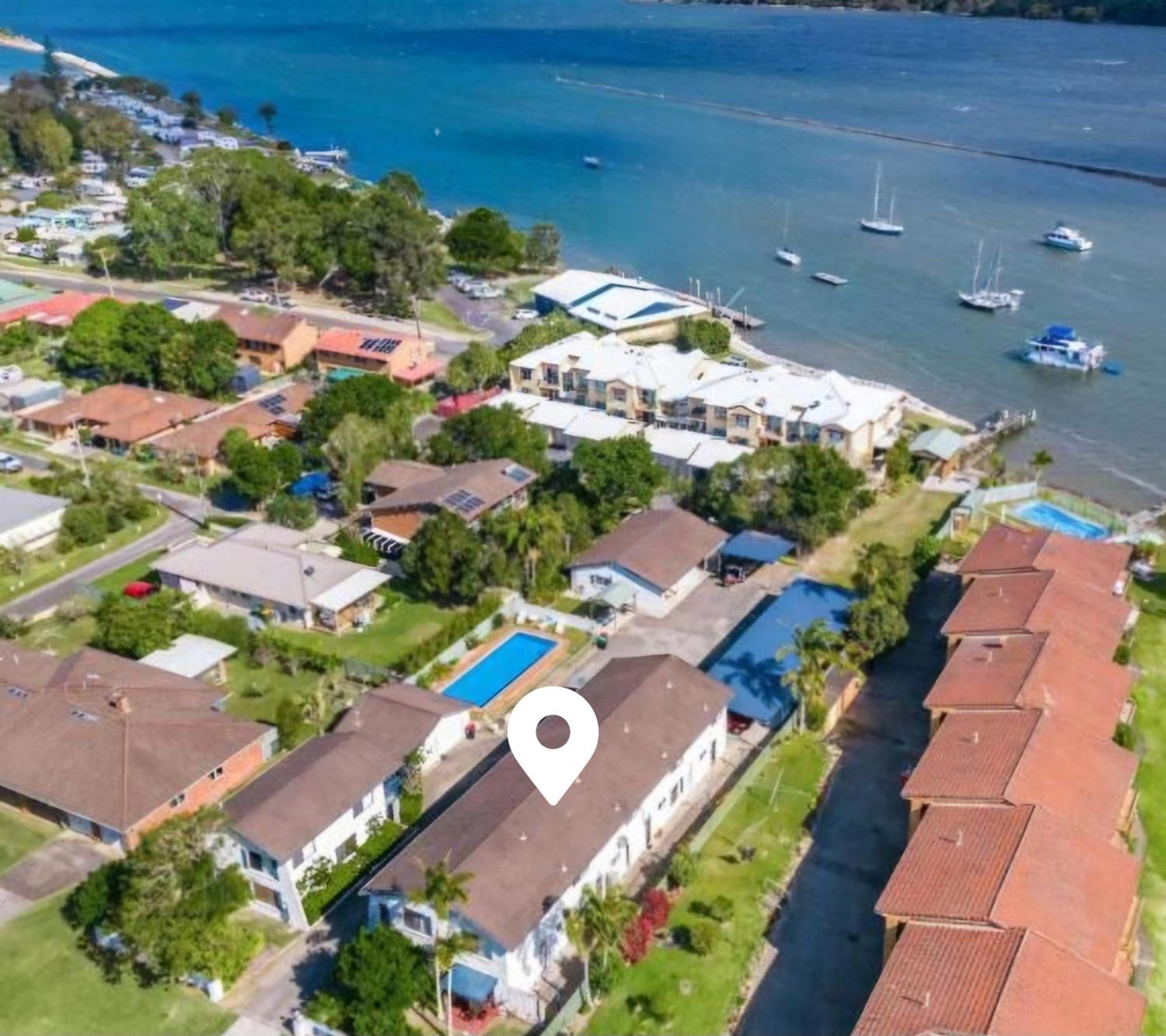 La Sirena Pool and barbie, private boat ramp, WiFi, two bedrooms, 3 beds
