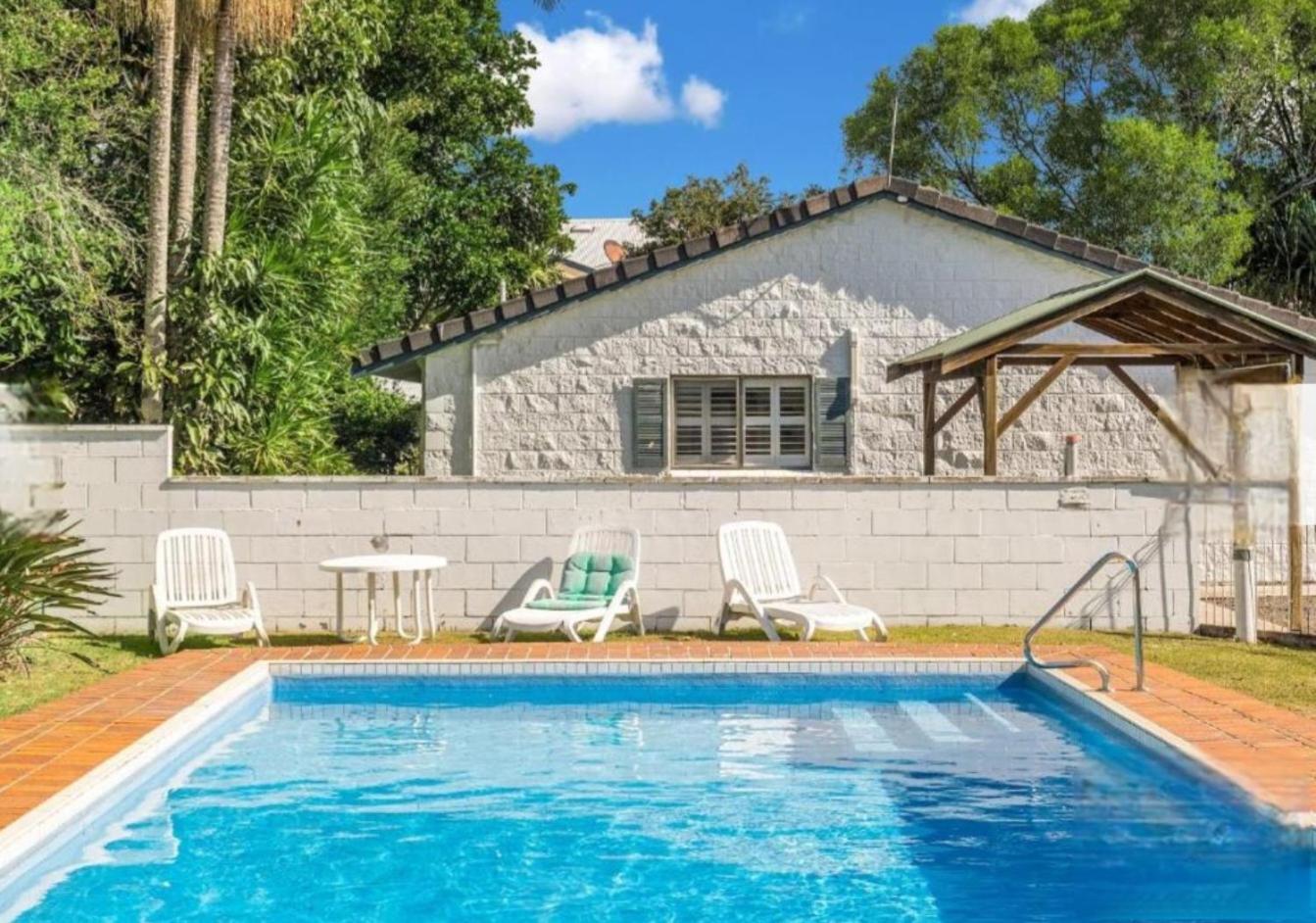 La Sirena Pool and barbie, private boat ramp, WiFi, two bedrooms, 3 beds