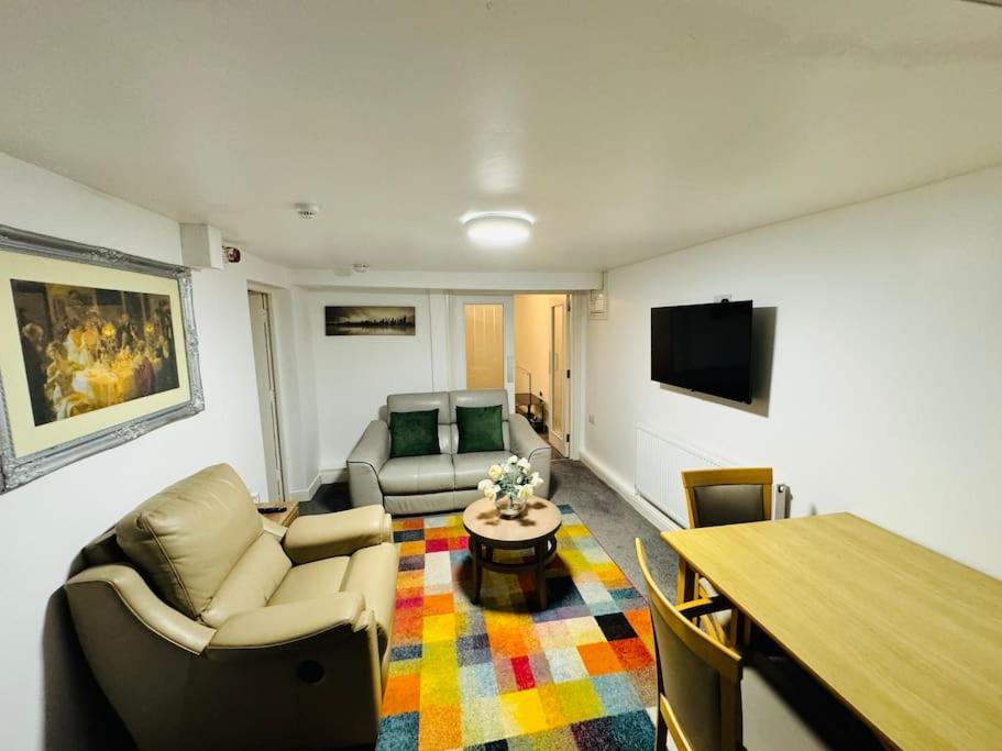 1 Luxe Bed Apt GView Derby City