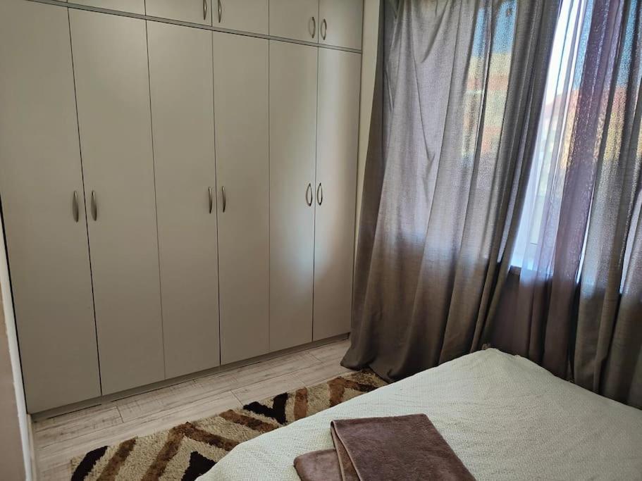 Cozy one bedroom apartment, 10 mins from Airport view 2
