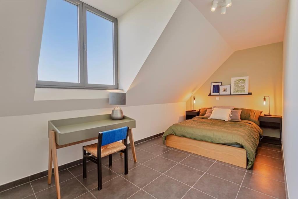Ruim 3 slaapkamer appartement met parking nabij NATO