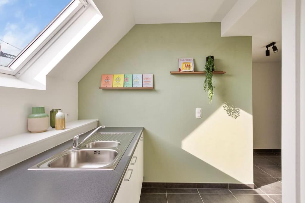 Ruim 3 slaapkamer appartement met parking nabij NATO