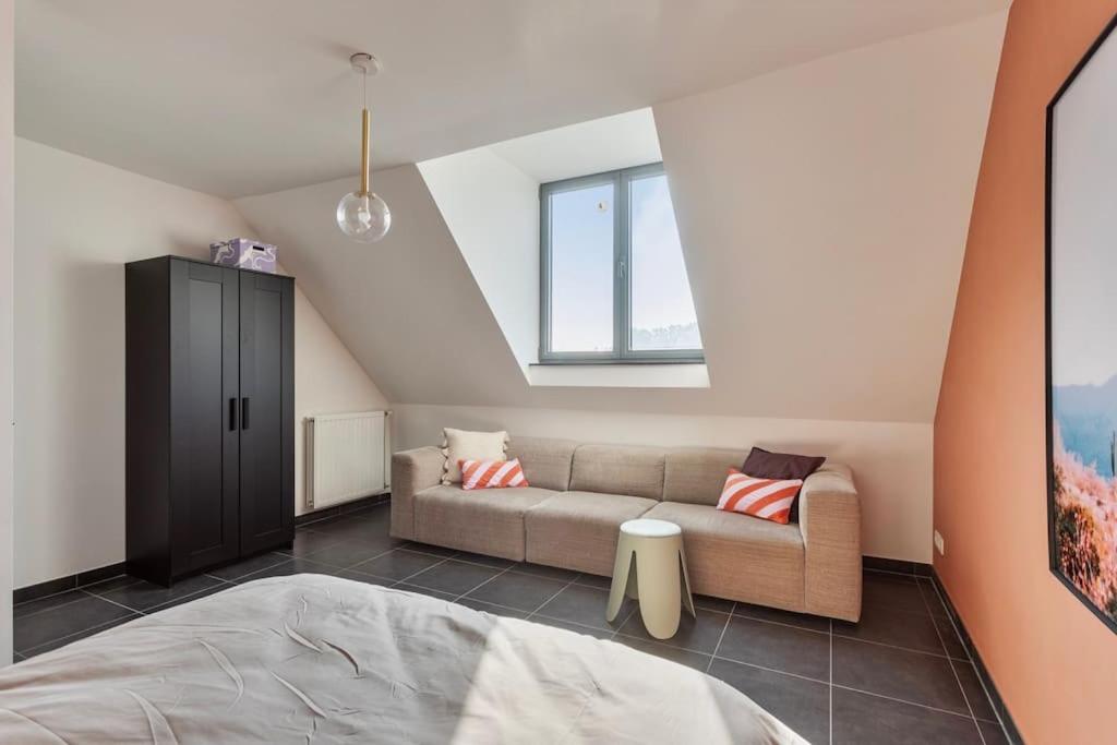 Ruim 3 slaapkamer appartement met parking nabij NATO