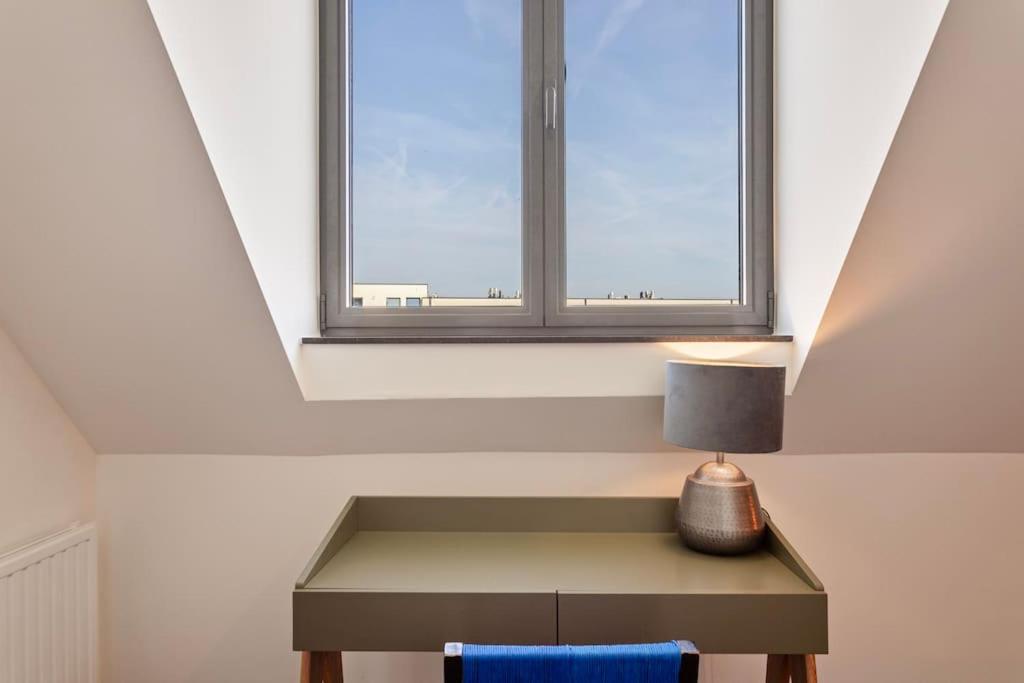 Ruim 3 slaapkamer appartement met parking nabij NATO
